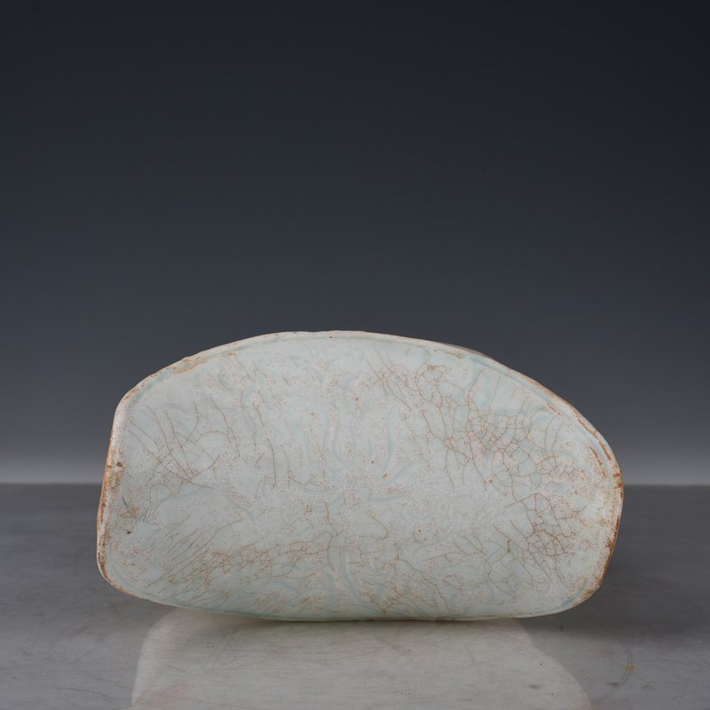 Song Dynasty Hutian kiln shadow celadon child pillow doll pillow vase
