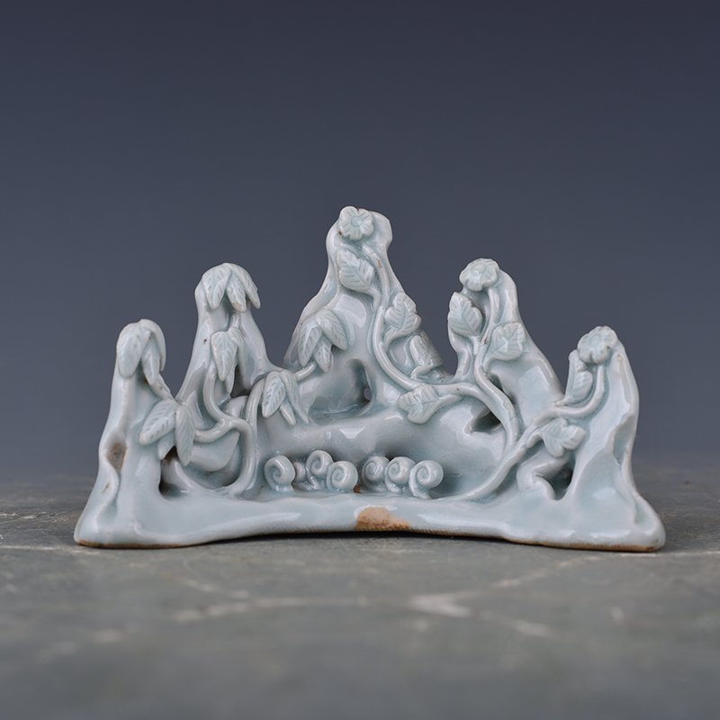 Song Dynasty Hutian kiln shadow celadon mountain-shaped penholder