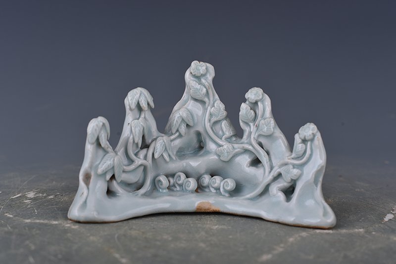 Song Dynasty Hutian kiln shadow celadon mountain-shaped penholder