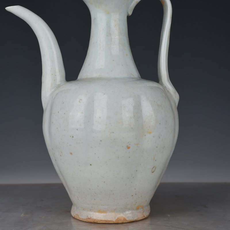 Song Dynasty Hutian kiln shadow green glaze melon edge teapot