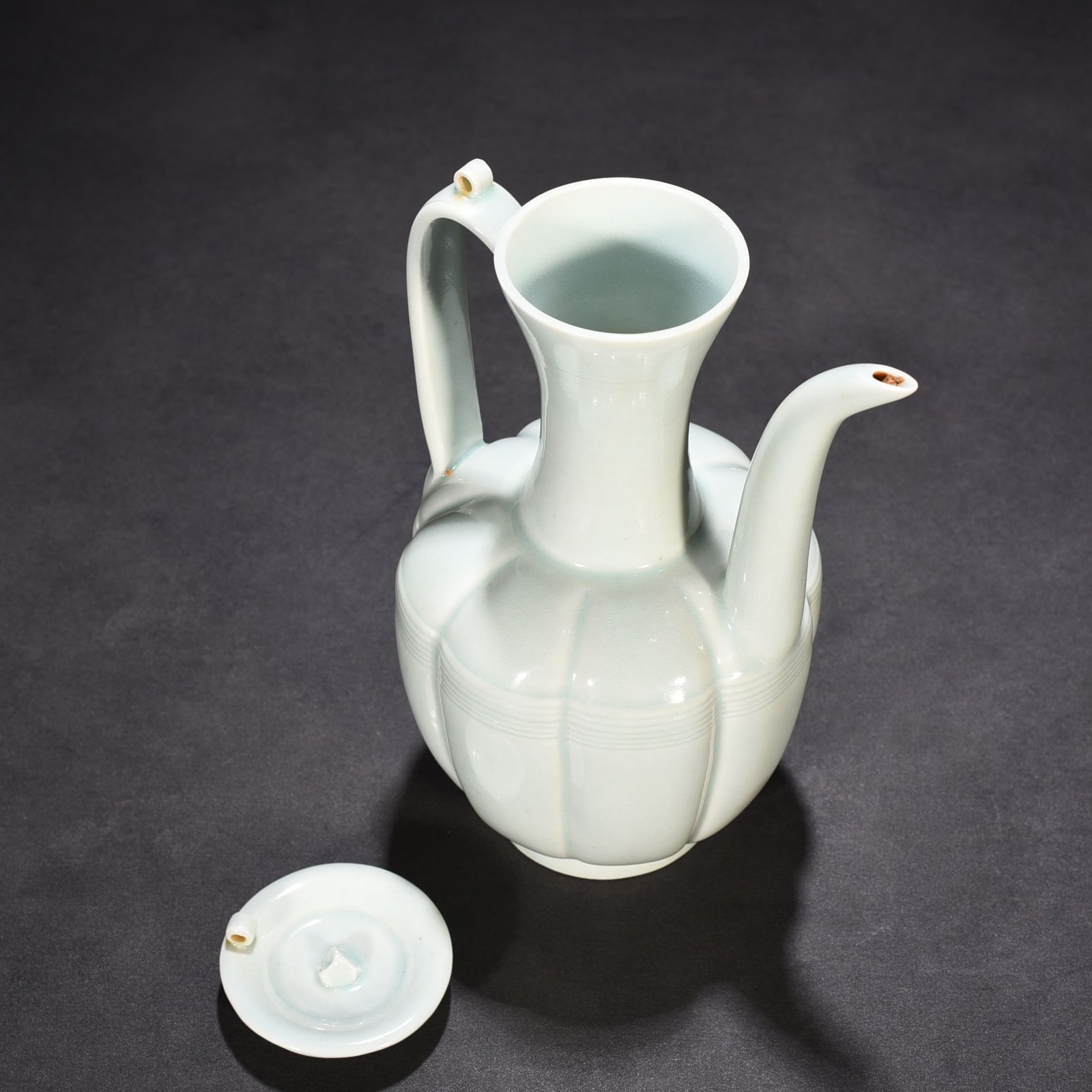 Song Dynasty Hutian kiln shadow green glaze melon-shaped teapot