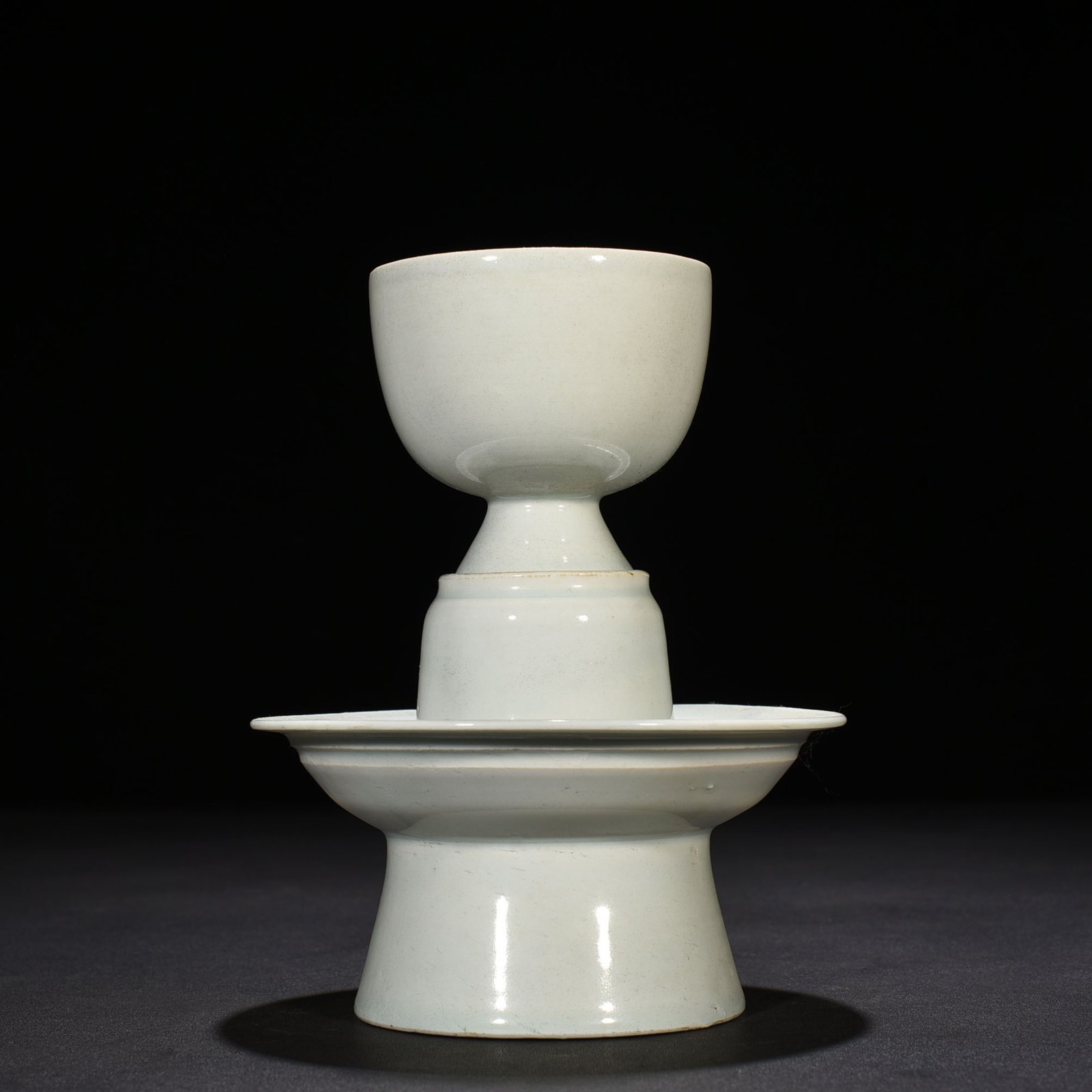 Song Dynasty Hutian kiln shadow celadon lamp holder