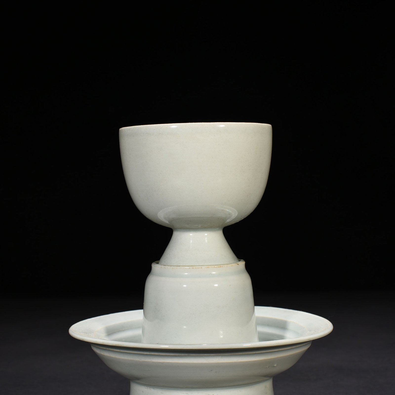 Song Dynasty Hutian kiln shadow celadon lamp holder