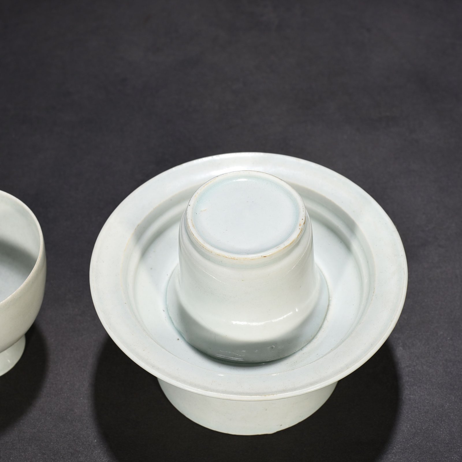 Song Dynasty Hutian kiln shadow celadon lamp holder