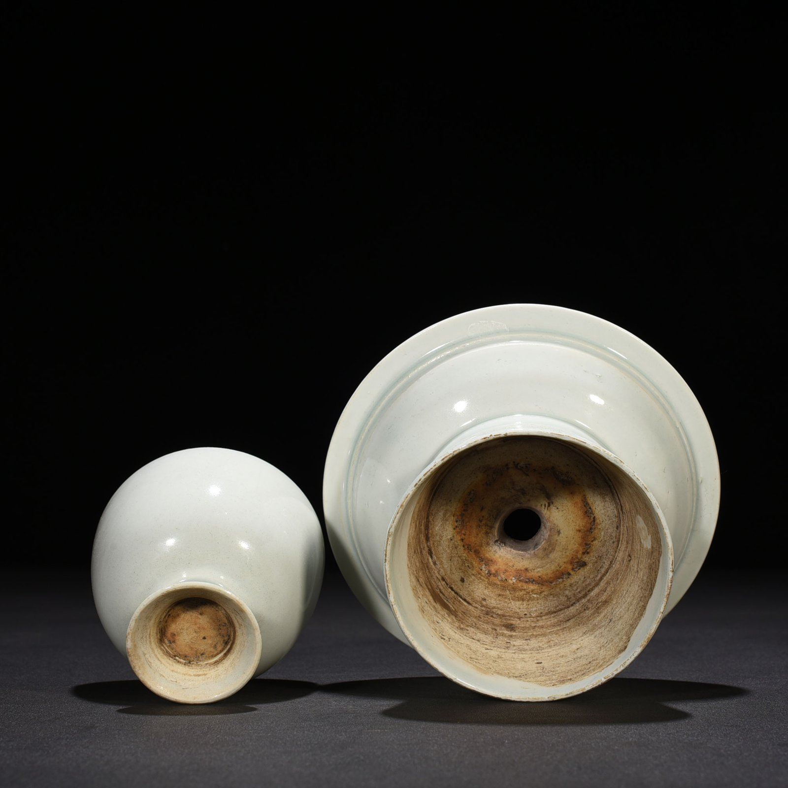 Song Dynasty Hutian kiln shadow celadon lamp holder