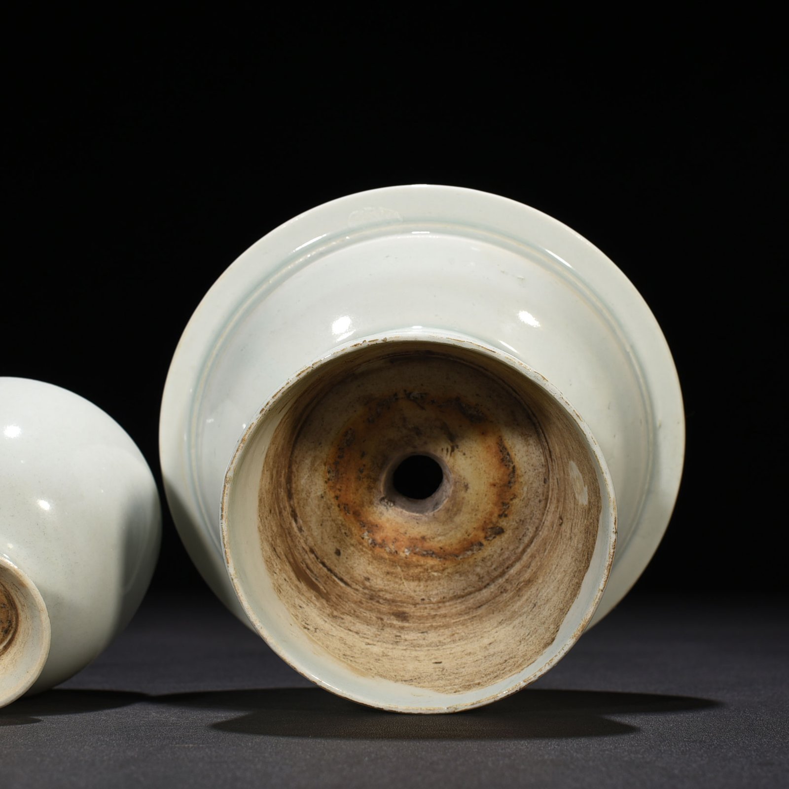 Song Dynasty Hutian kiln shadow celadon lamp holder