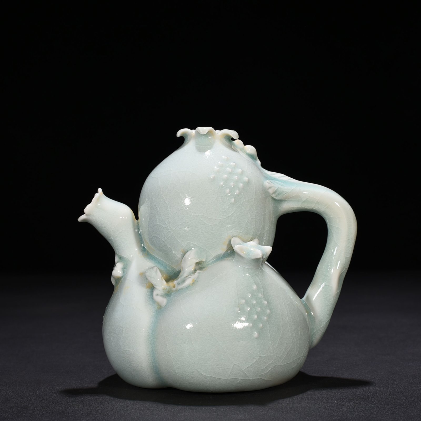 Song Dynasty Hutian kiln shadow celadon pomegranate ewer