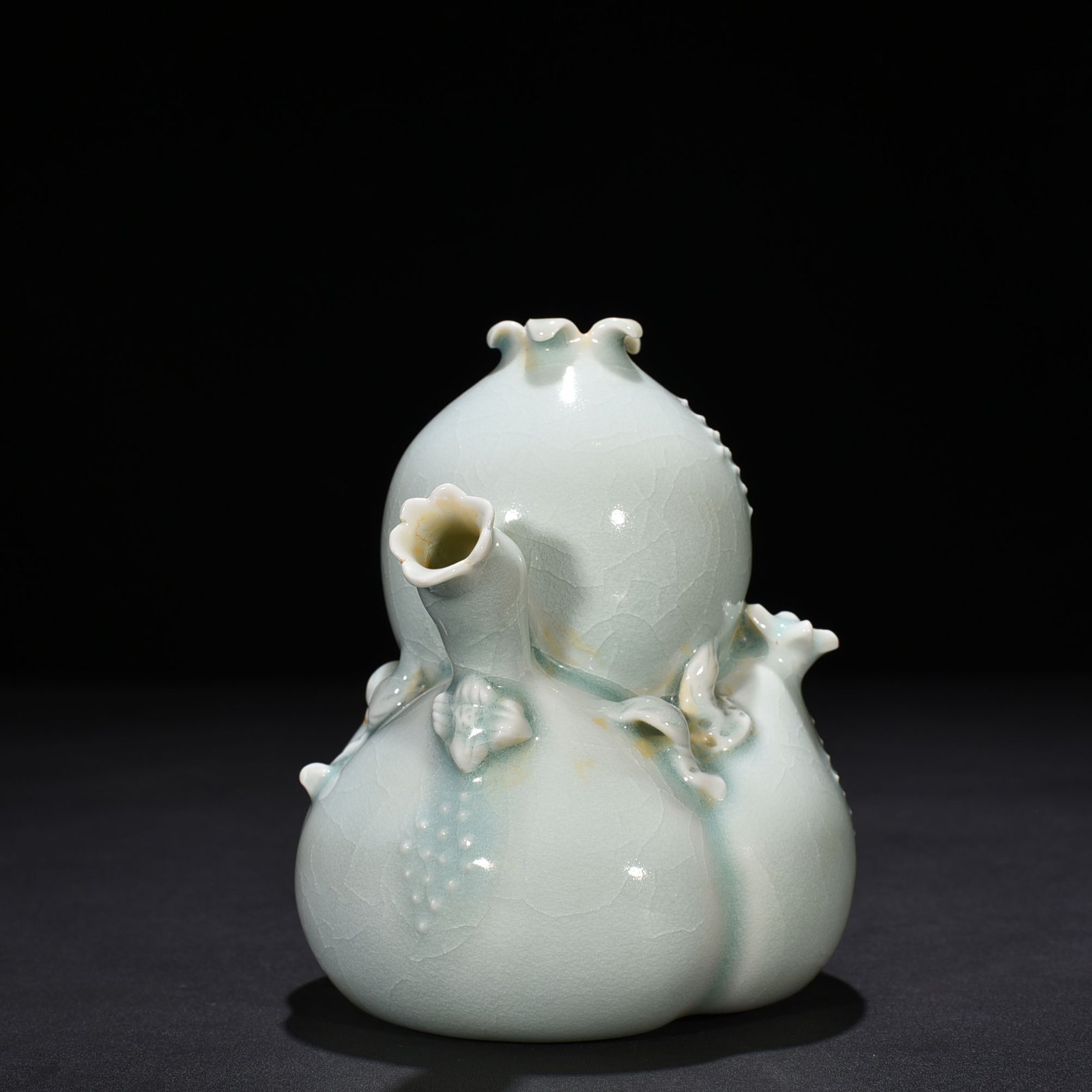 Song Dynasty Hutian kiln shadow celadon pomegranate ewer