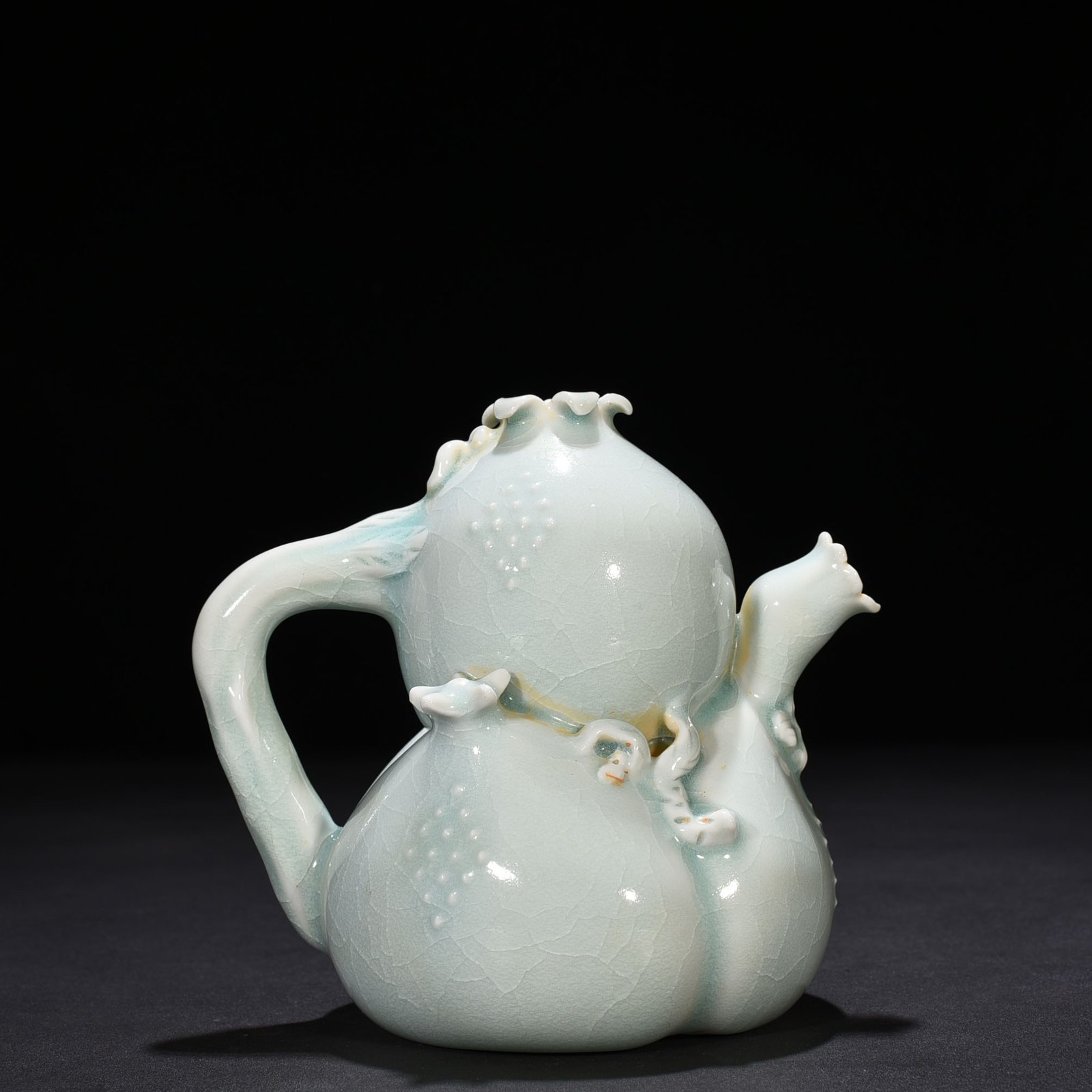 Song Dynasty Hutian kiln shadow celadon pomegranate ewer