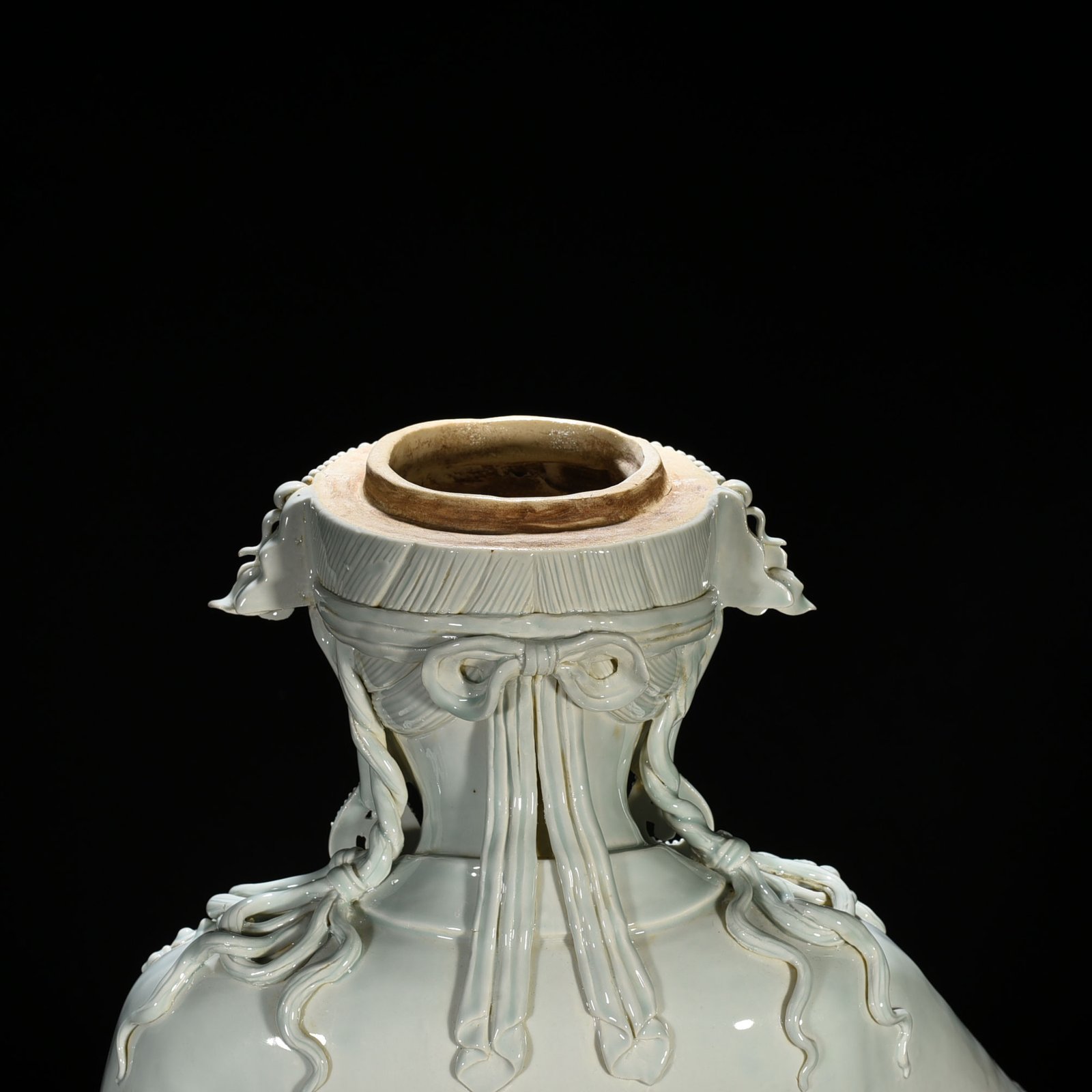 Song Dynasty Hutian Kiln Shadow Celadon Guanyin