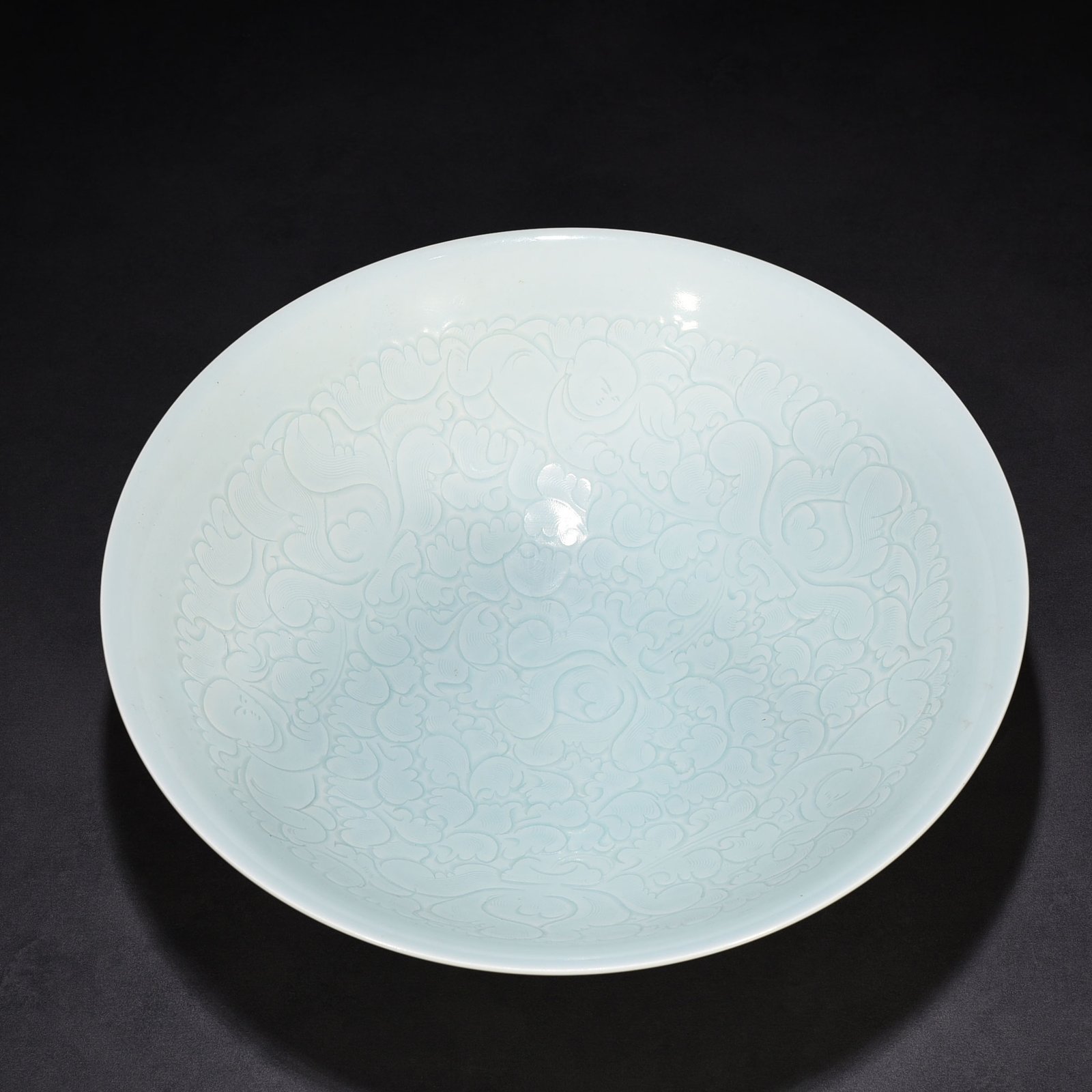 Song Dynasty Hutian kiln shadow celadon large bowl with Panzhi doll pattern