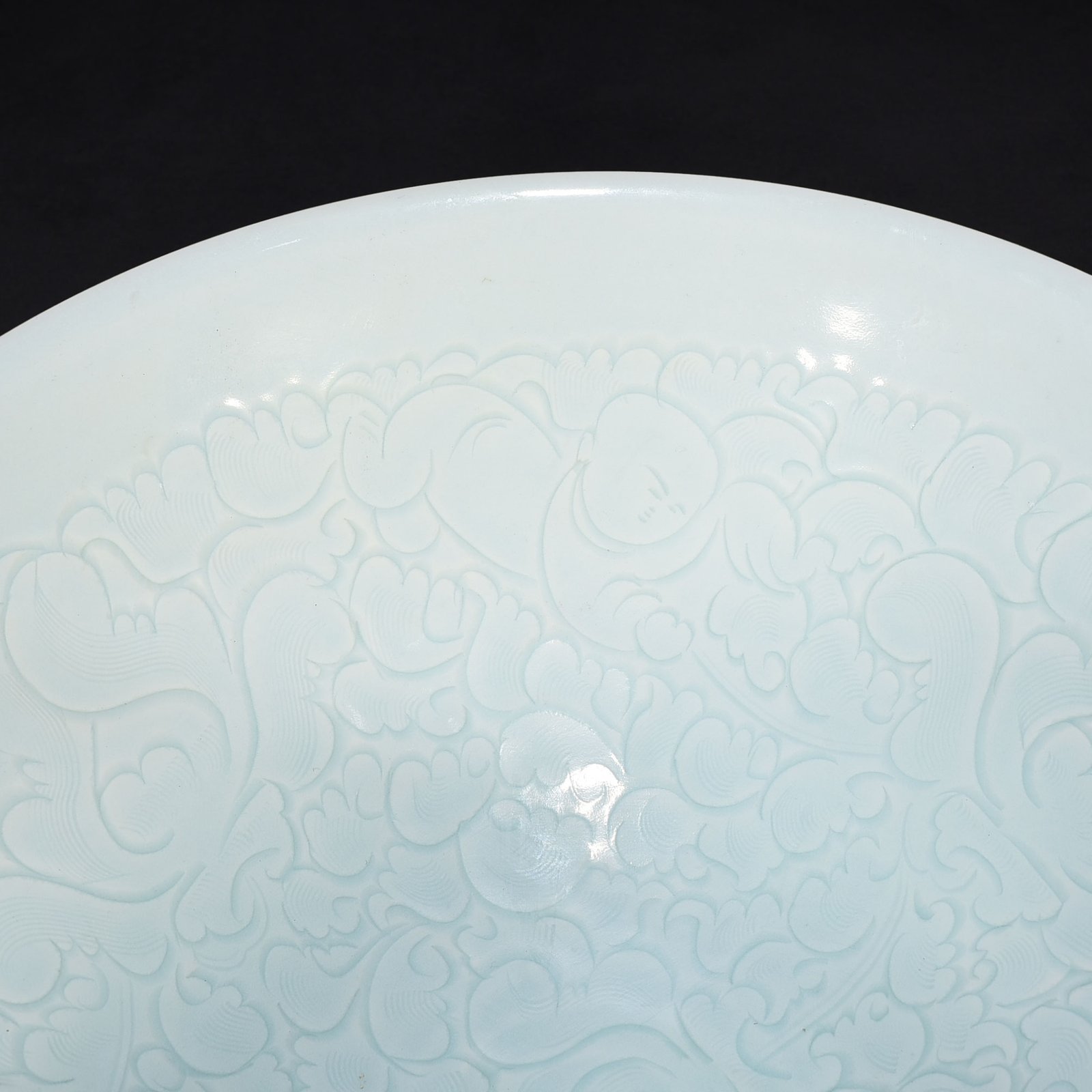 Song Dynasty Hutian kiln shadow celadon large bowl with Panzhi doll pattern