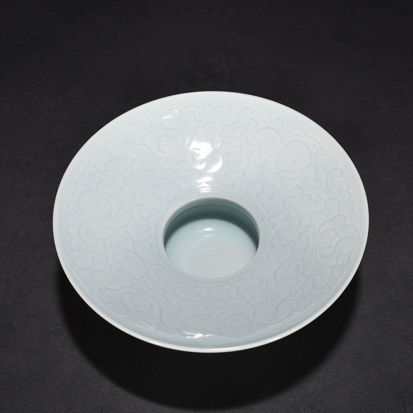 Song Dynasty Hutian kiln shadow celadon carving Panzhi doll pattern slag bucket