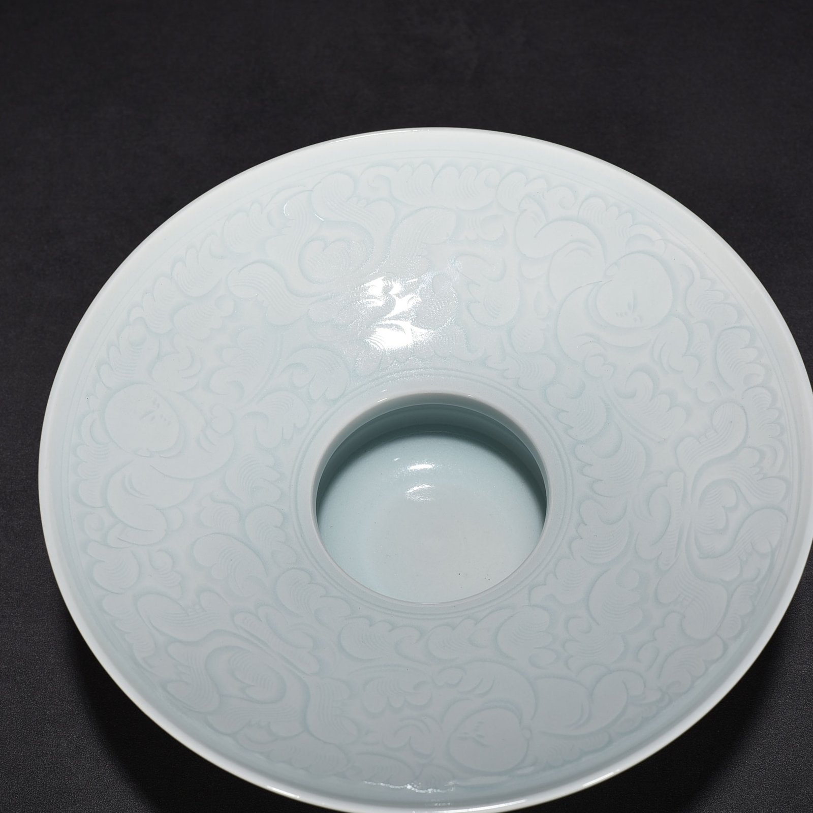 Song Dynasty Hutian kiln shadow celadon carving Panzhi doll pattern slag bucket