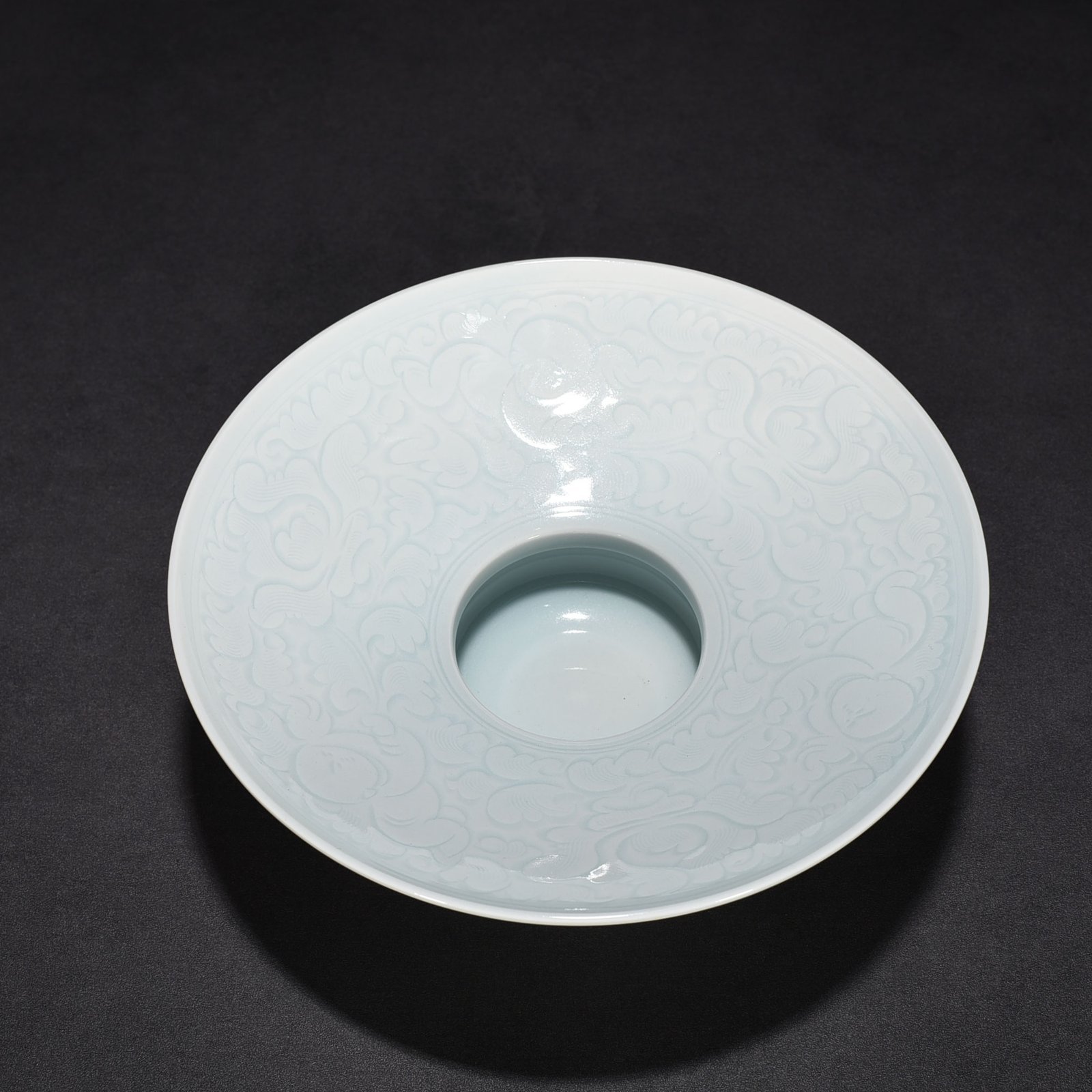 Song Dynasty Hutian kiln shadow celadon carving Panzhi doll pattern slag bucket