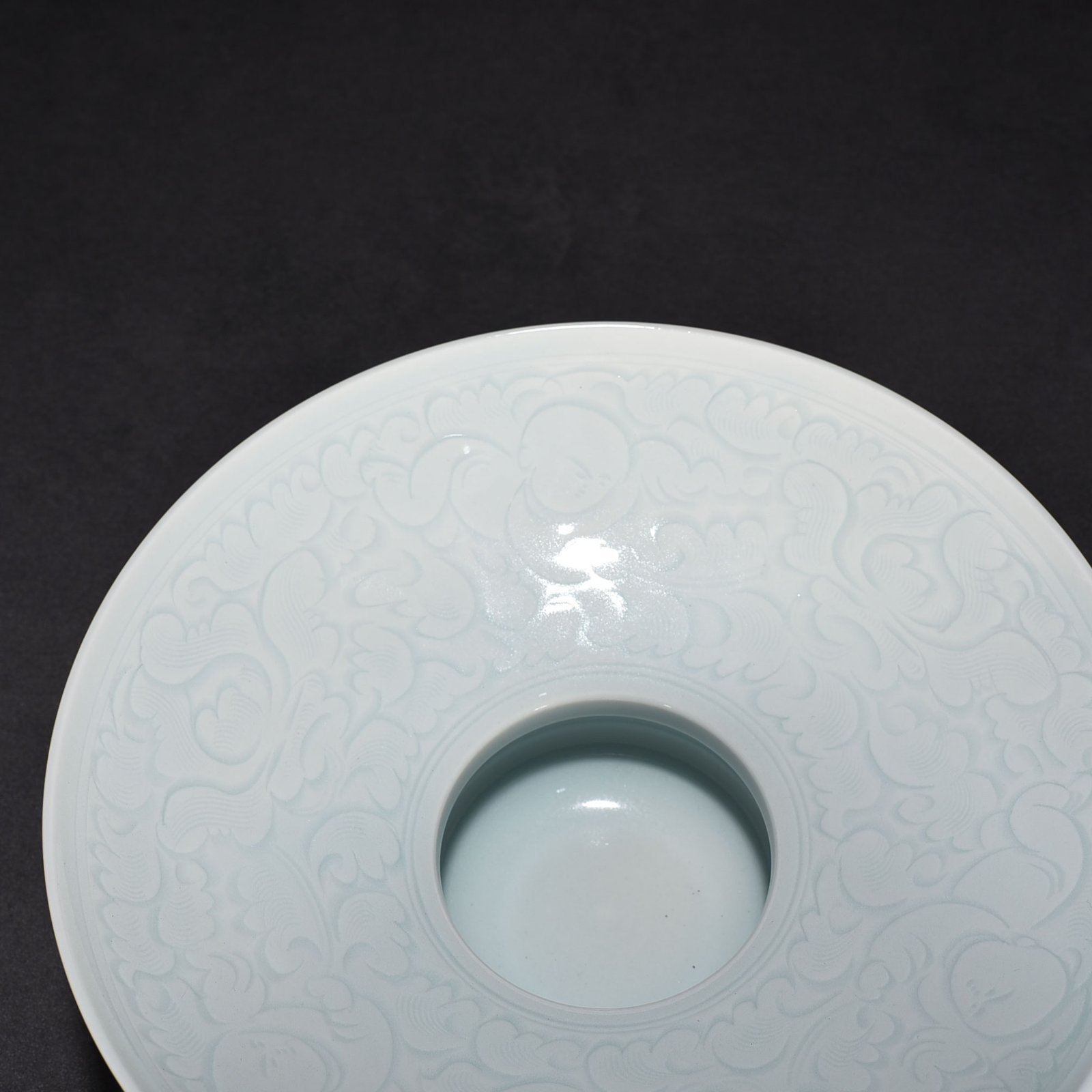 Song Dynasty Hutian kiln shadow celadon carving Panzhi doll pattern slag bucket