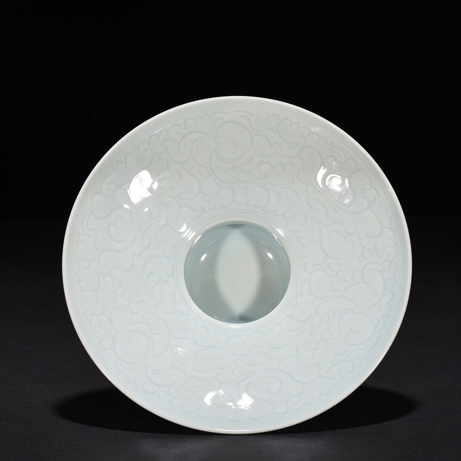 Song Dynasty Hutian kiln shadow celadon carving Panzhi doll pattern slag bucket