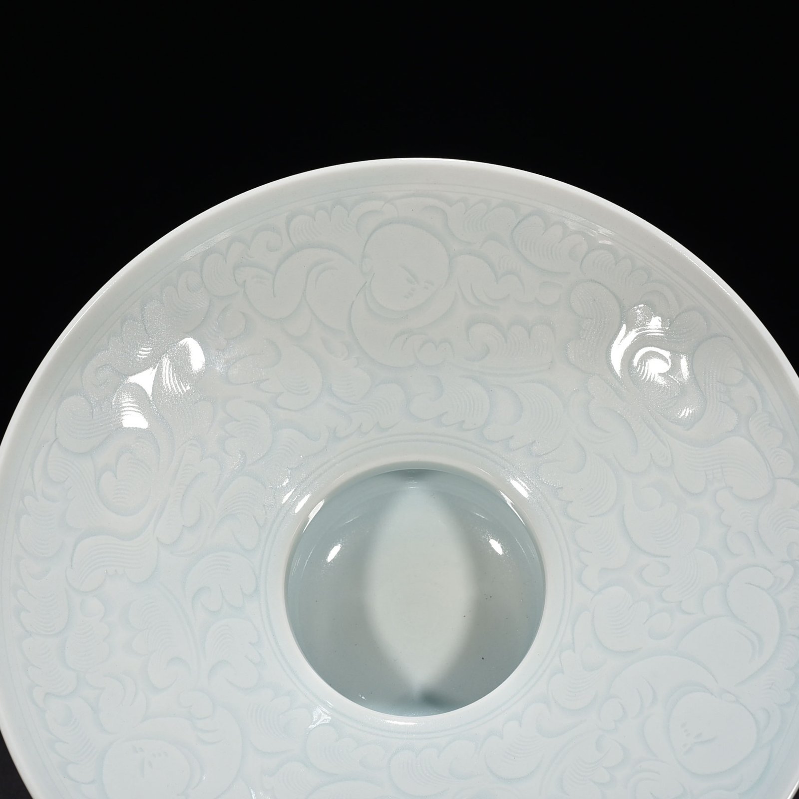 Song Dynasty Hutian kiln shadow celadon carving Panzhi doll pattern slag bucket