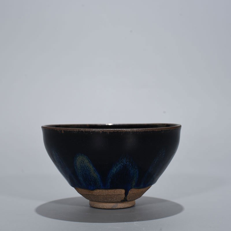 Song Dynasty’s dazzling blue glaze lamp