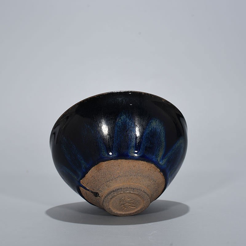 Song Dynasty’s dazzling blue glaze lamp