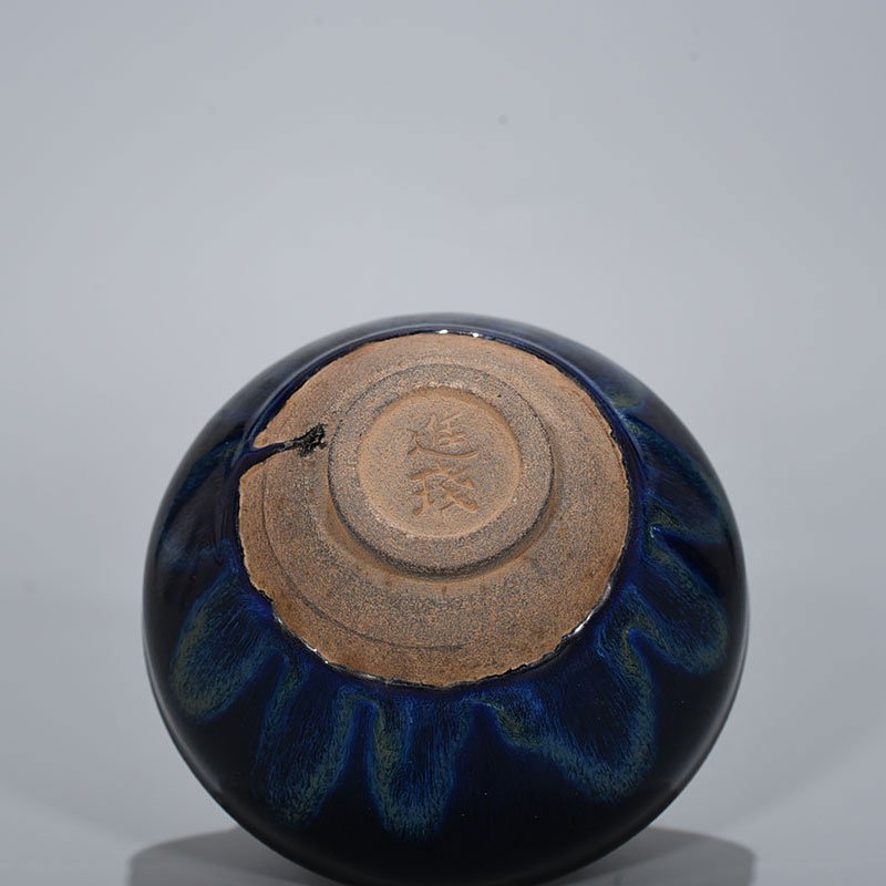 Song Dynasty’s dazzling blue glaze lamp