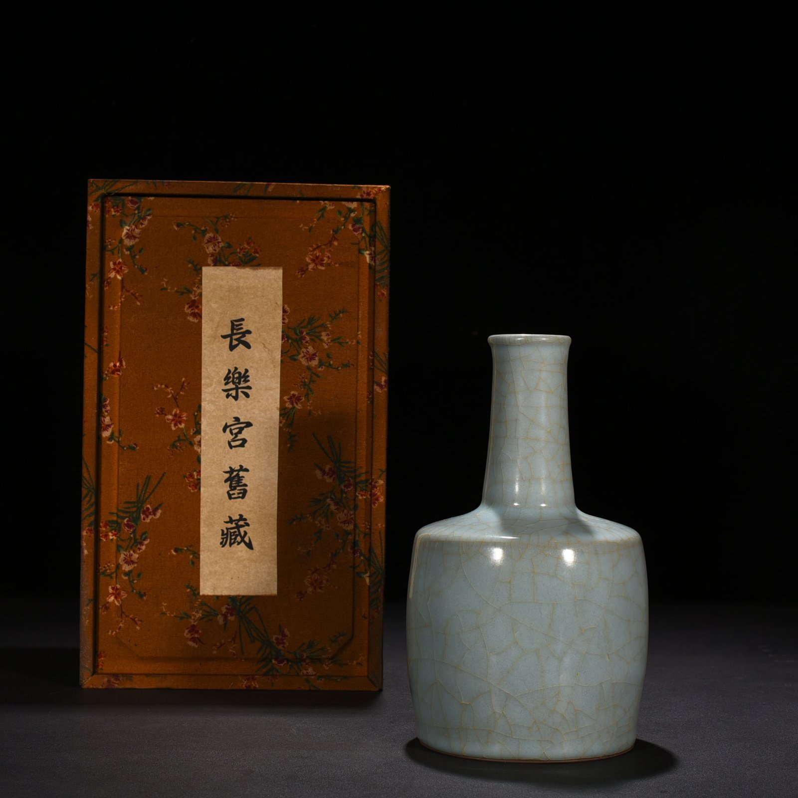 Song Dynasty jiaotanxia official kiln paper hammer vase