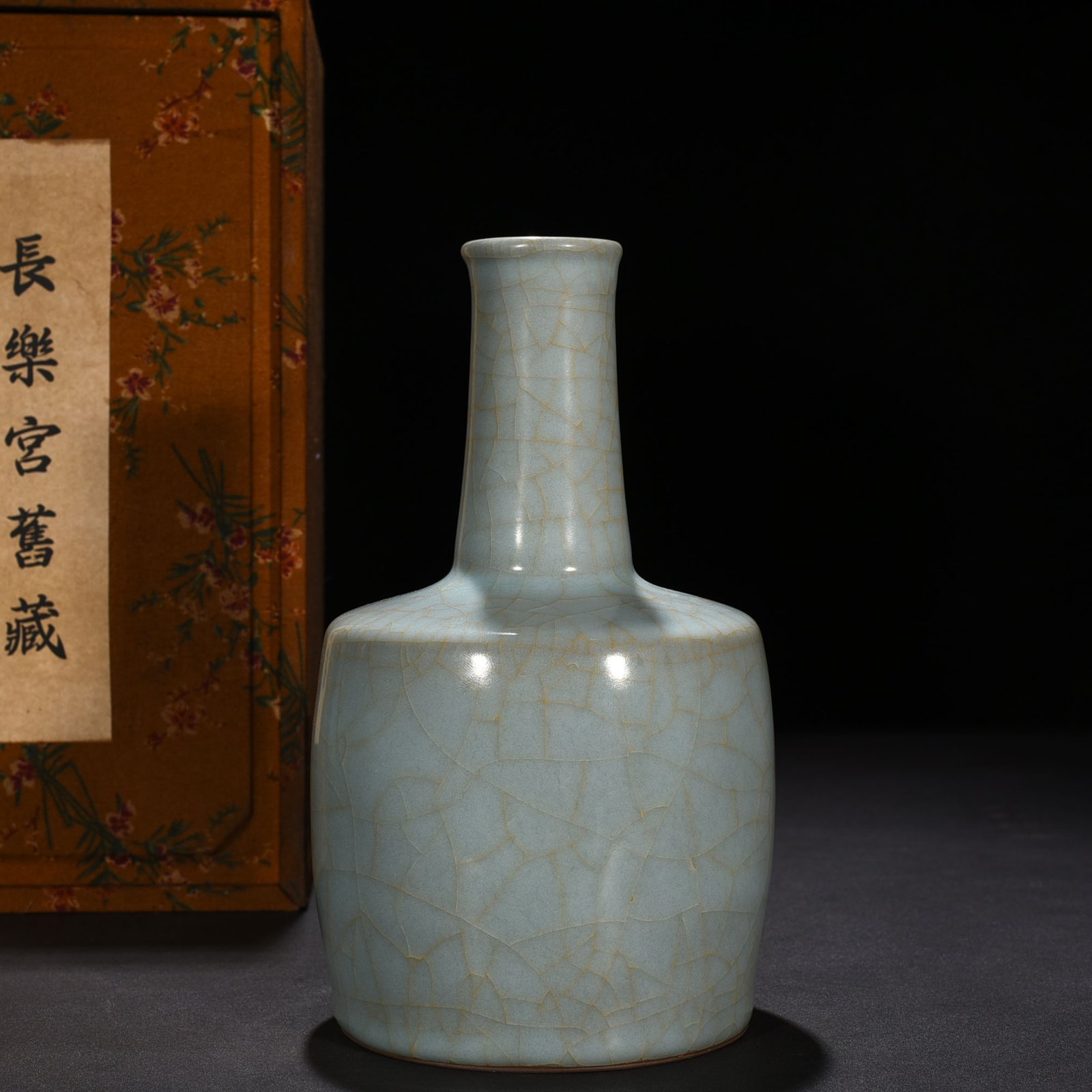 Song Dynasty jiaotanxia official kiln paper hammer vase