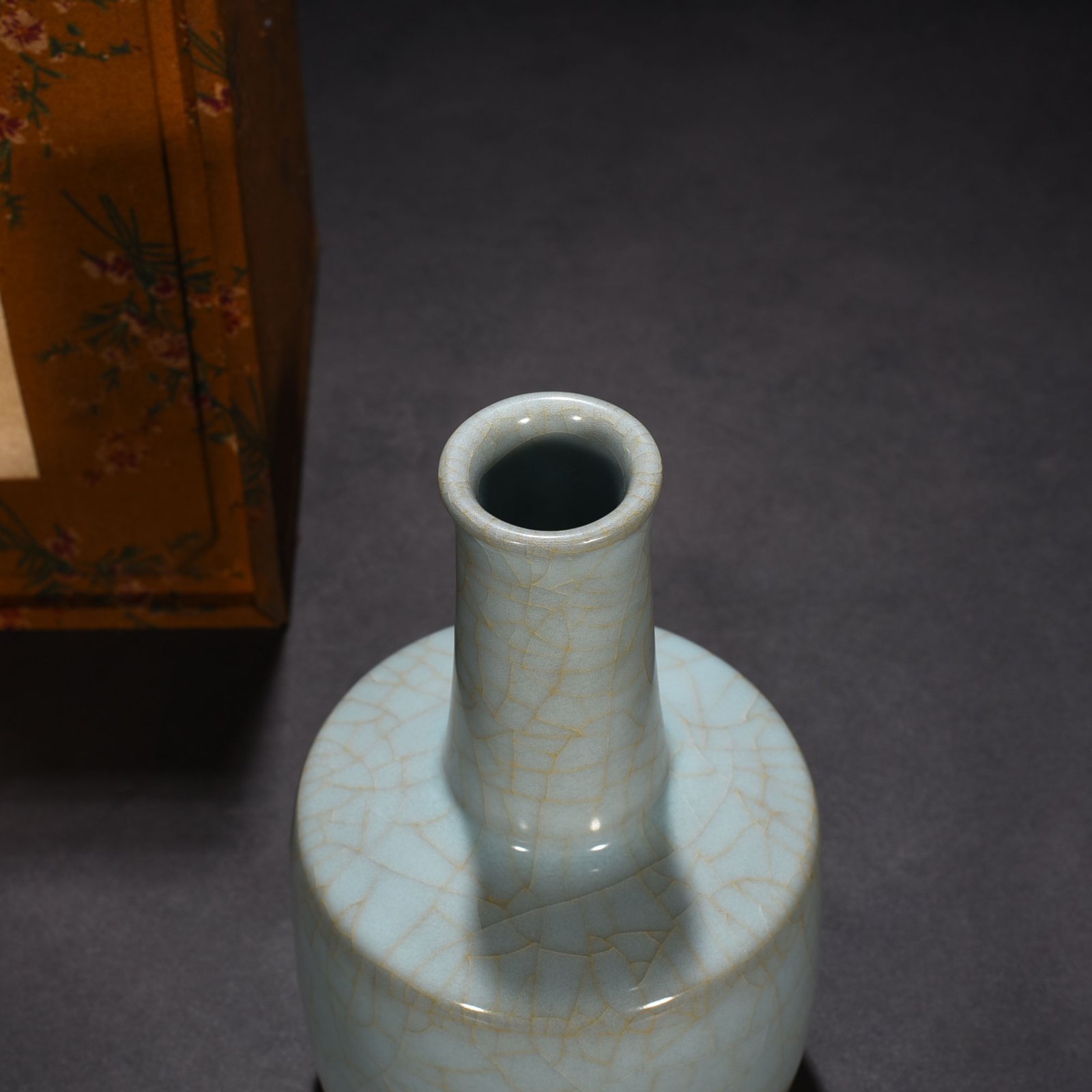 Song Dynasty jiaotanxia official kiln paper hammer vase
