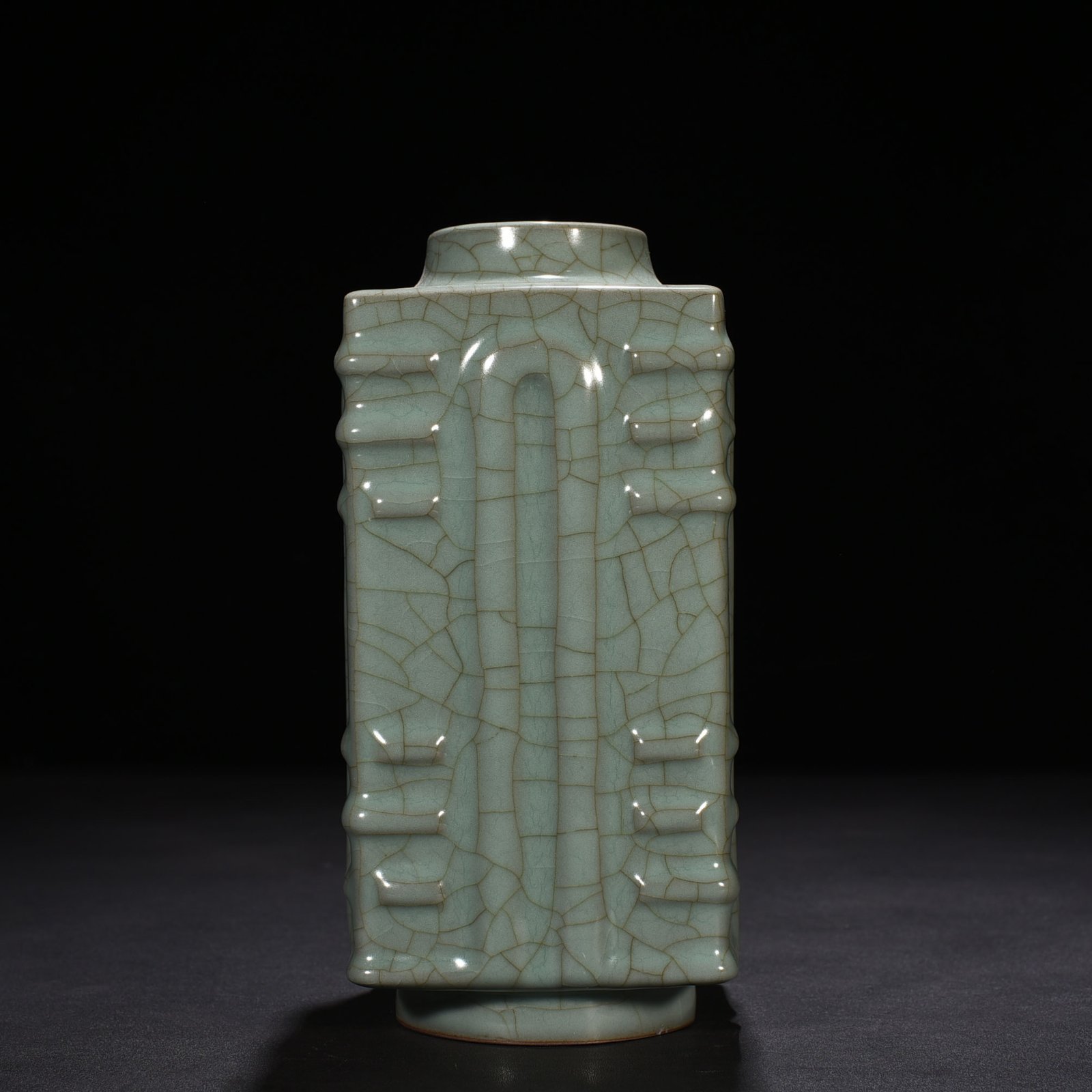 Song Dynasty jiaotanxia official kiln celadon-glazed vase