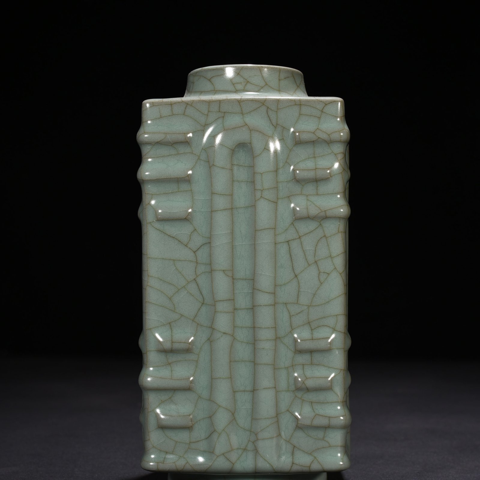 Song Dynasty jiaotanxia official kiln celadon-glazed vase