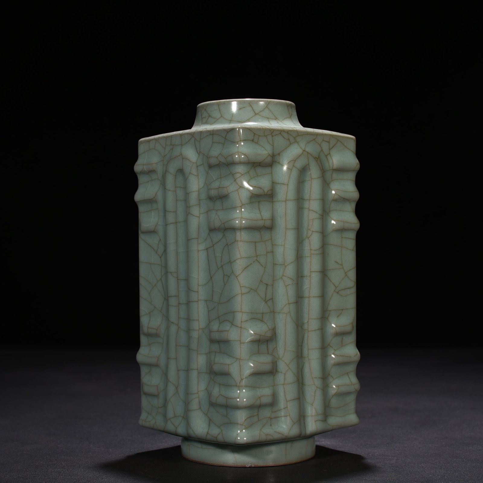 Song Dynasty jiaotanxia official kiln celadon-glazed vase