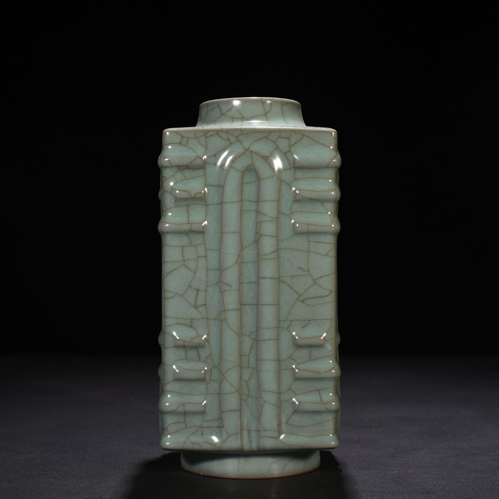 Song Dynasty jiaotanxia official kiln celadon-glazed vase