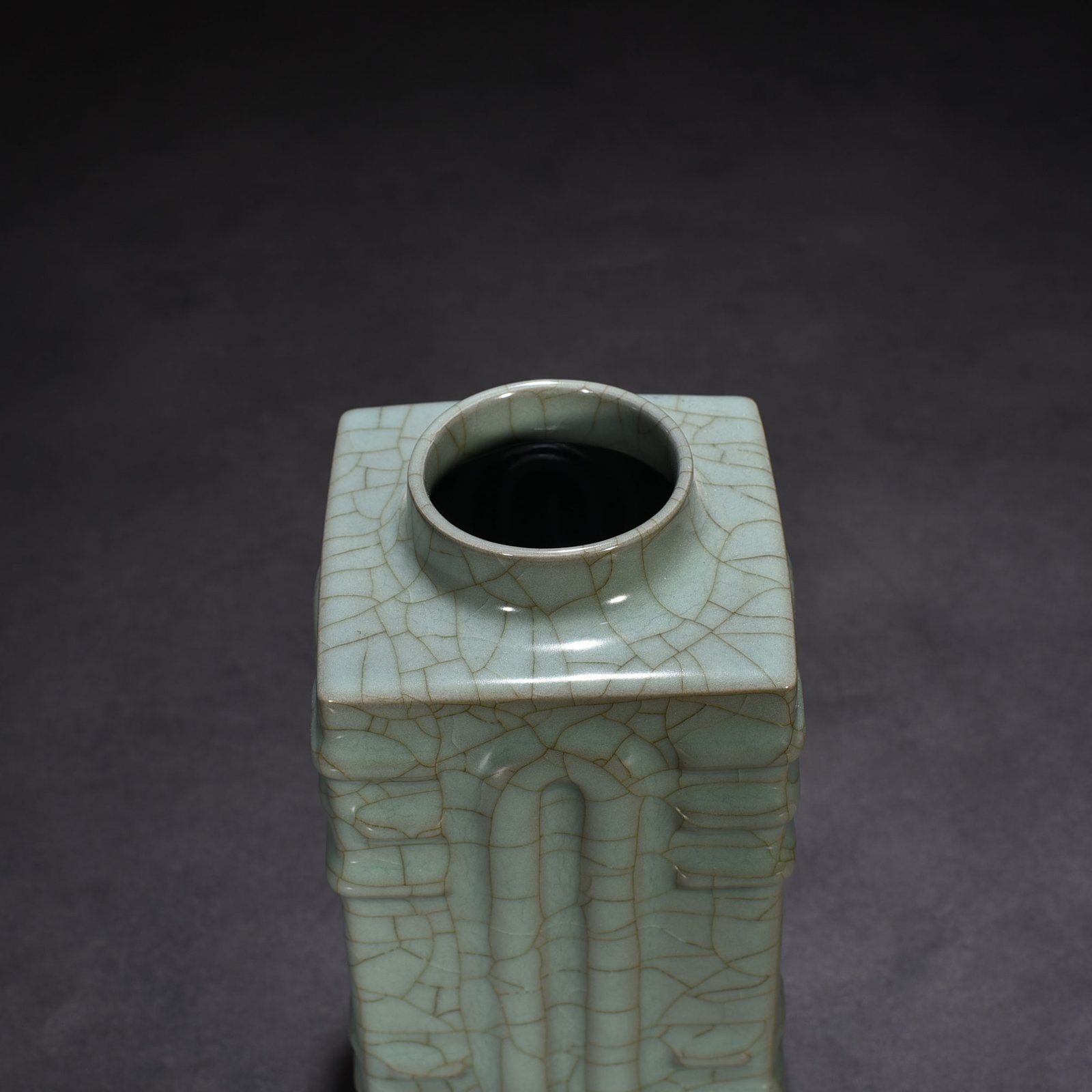 Song Dynasty jiaotanxia official kiln celadon-glazed vase