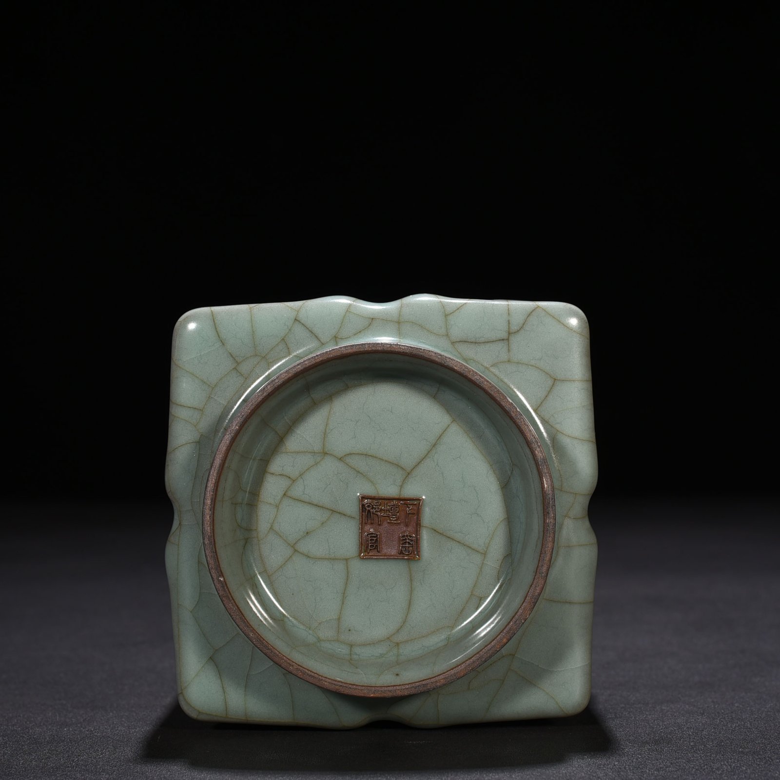 Song Dynasty jiaotanxia official kiln celadon-glazed vase