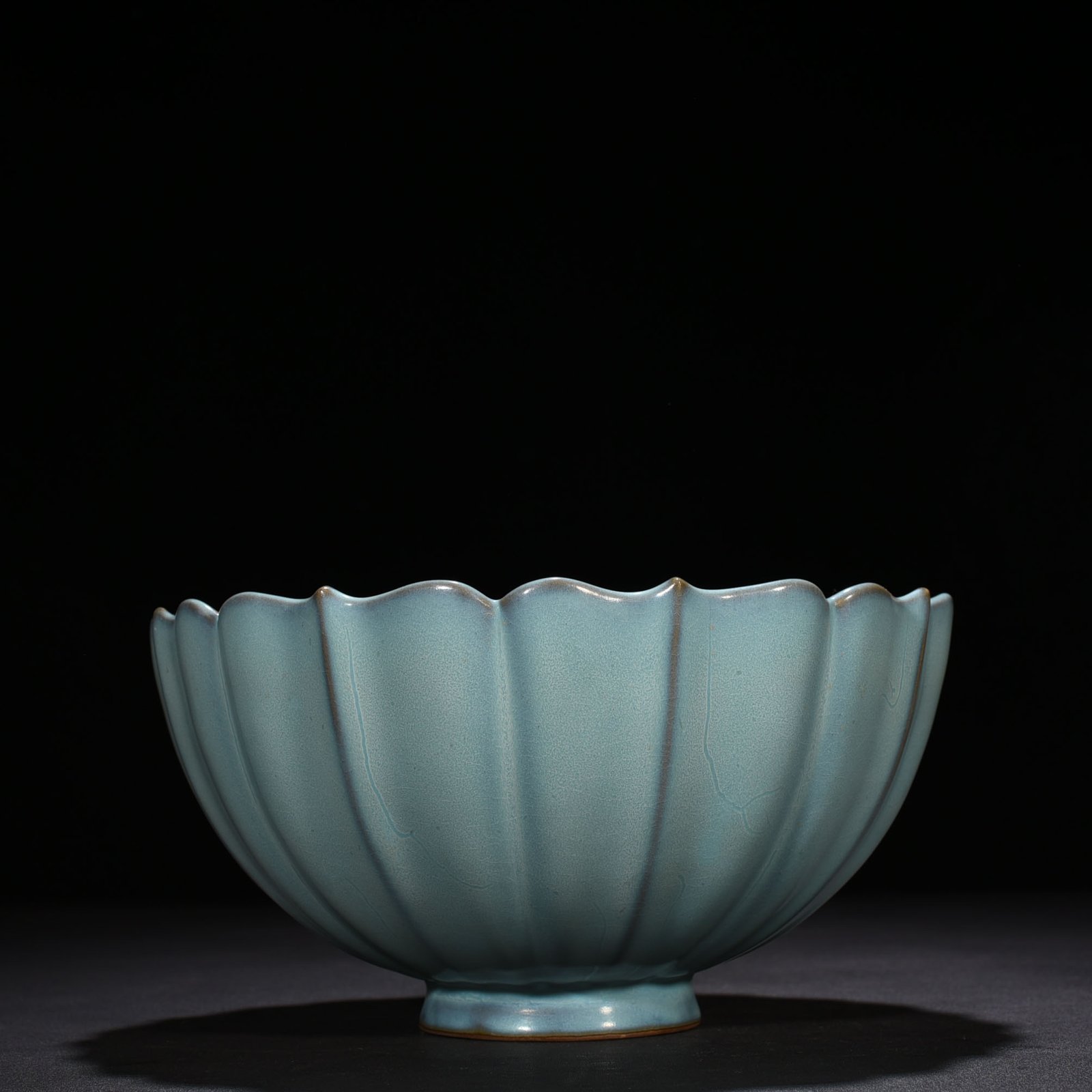 Song Dynasty Jun kiln azure glaze scraped sunflower mouth bowl with earthworm mud pattern