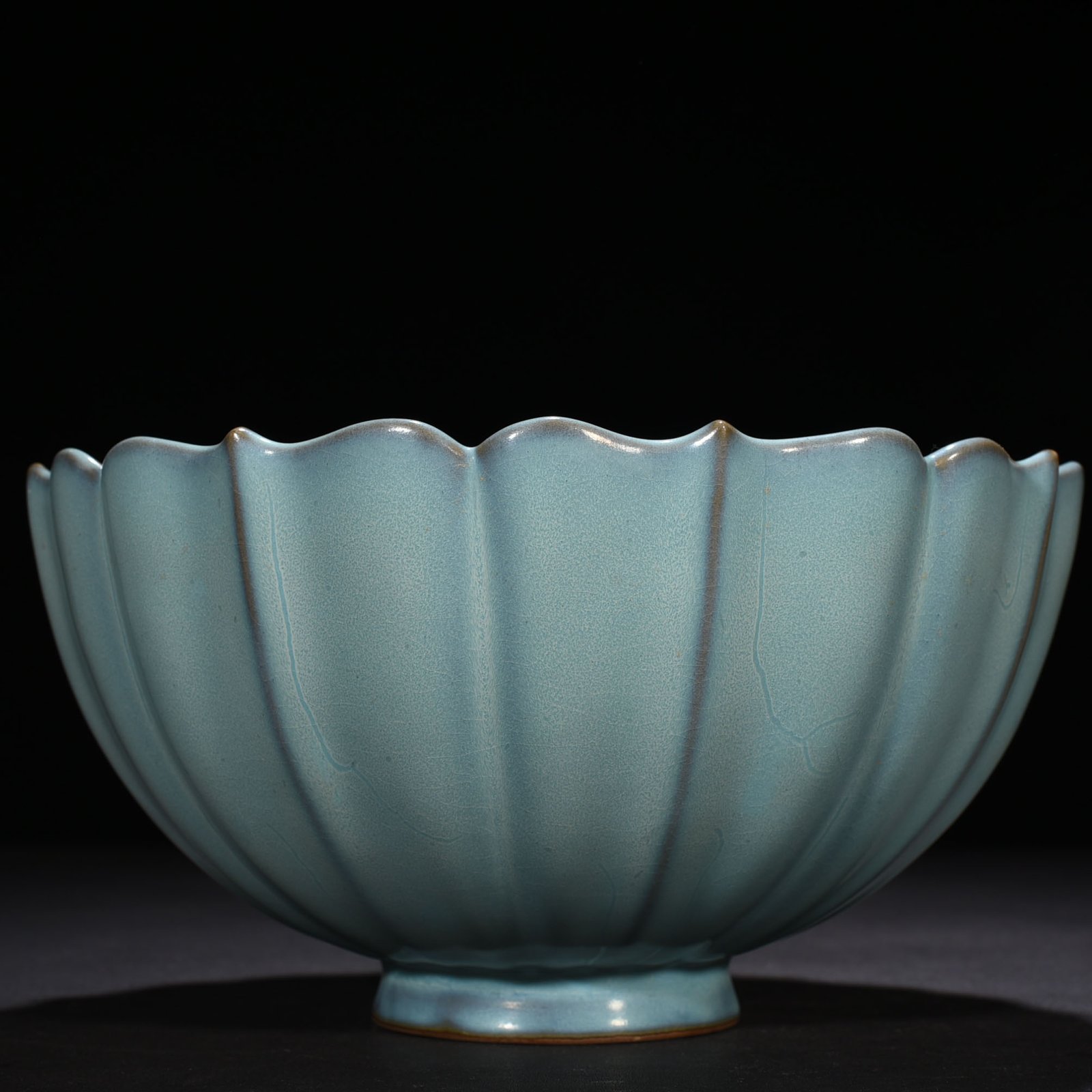 Song Dynasty Jun kiln azure glaze scraped sunflower mouth bowl with earthworm mud pattern