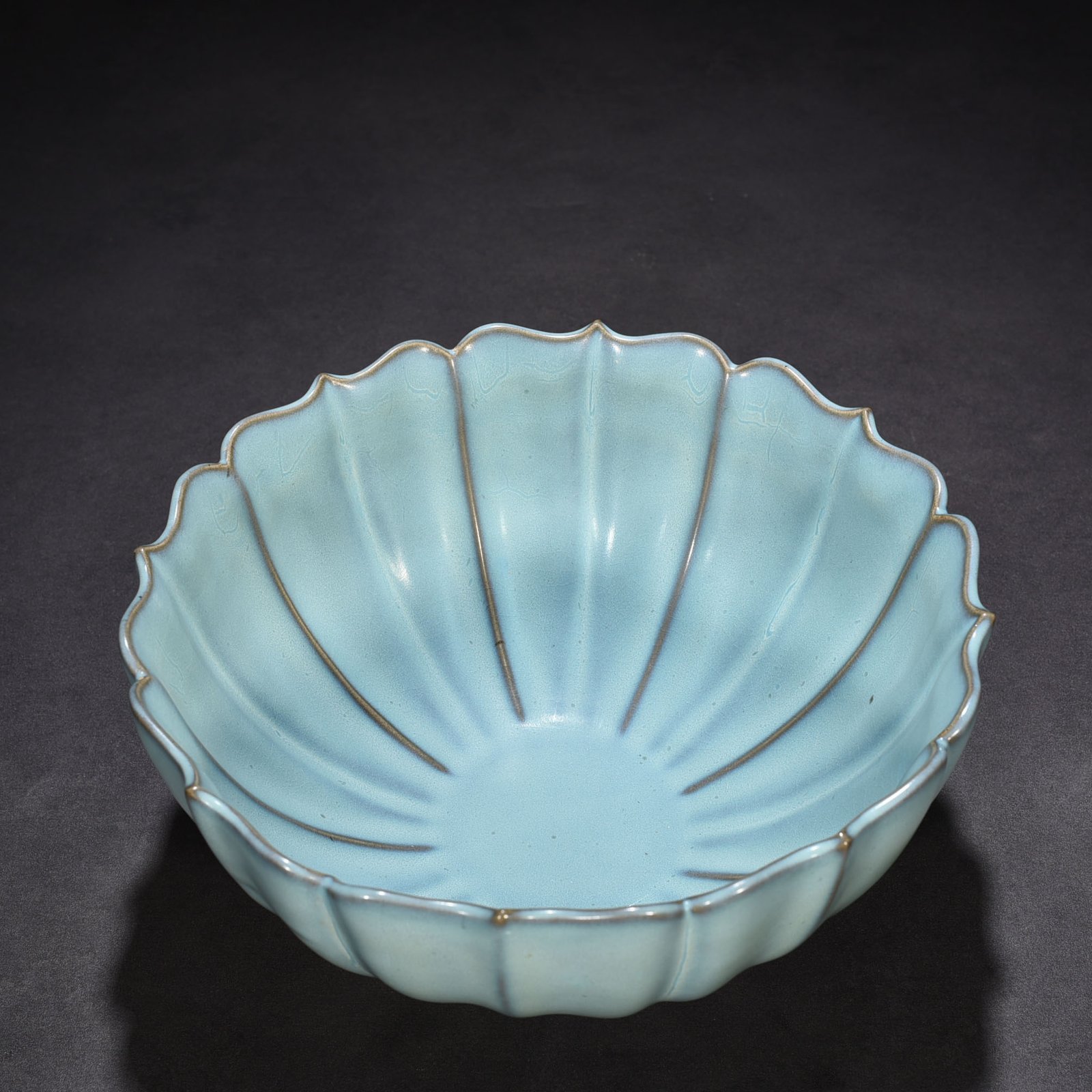 Song Dynasty Jun kiln azure glaze scraped sunflower mouth bowl with earthworm mud pattern