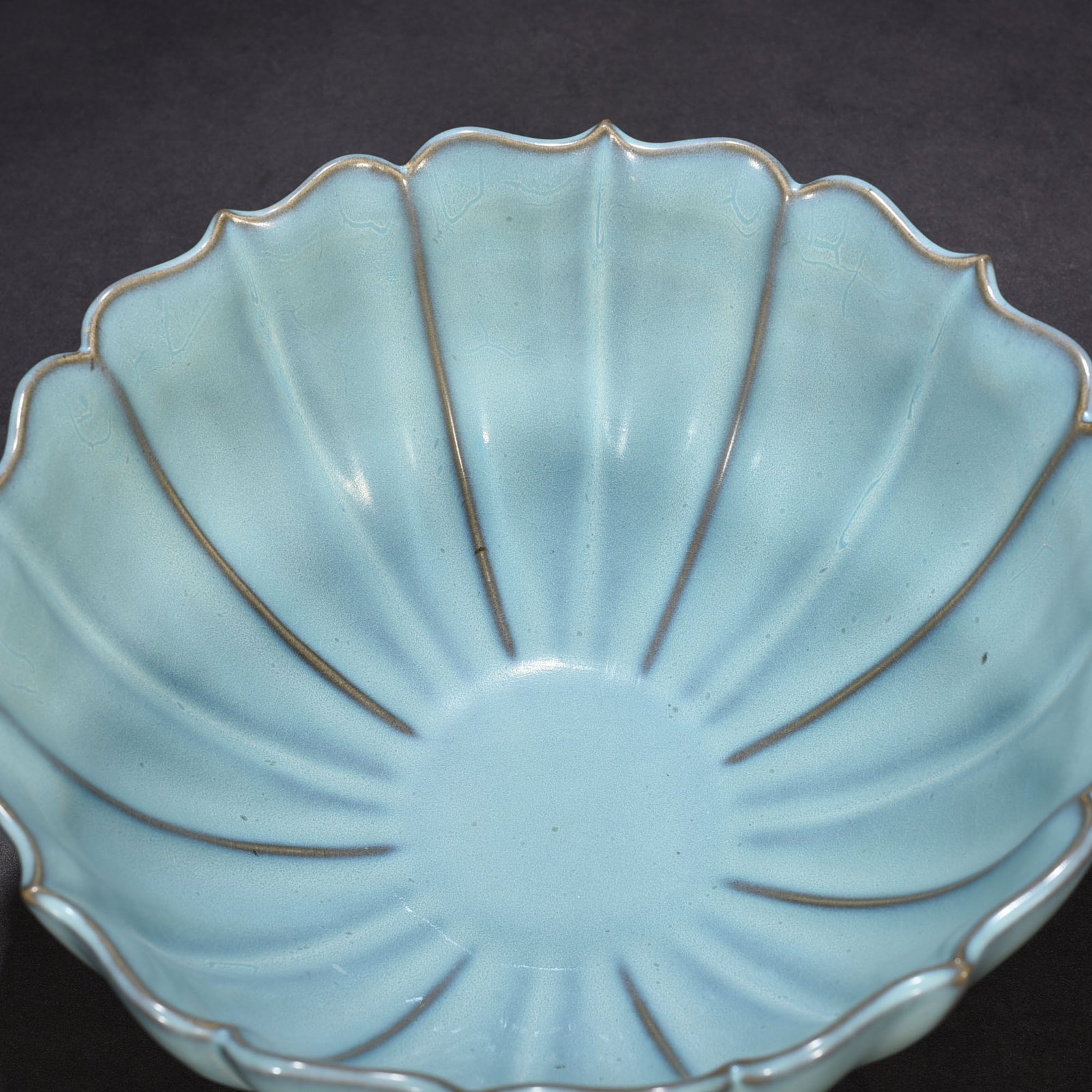 Song Dynasty Jun kiln azure glaze scraped sunflower mouth bowl with earthworm mud pattern