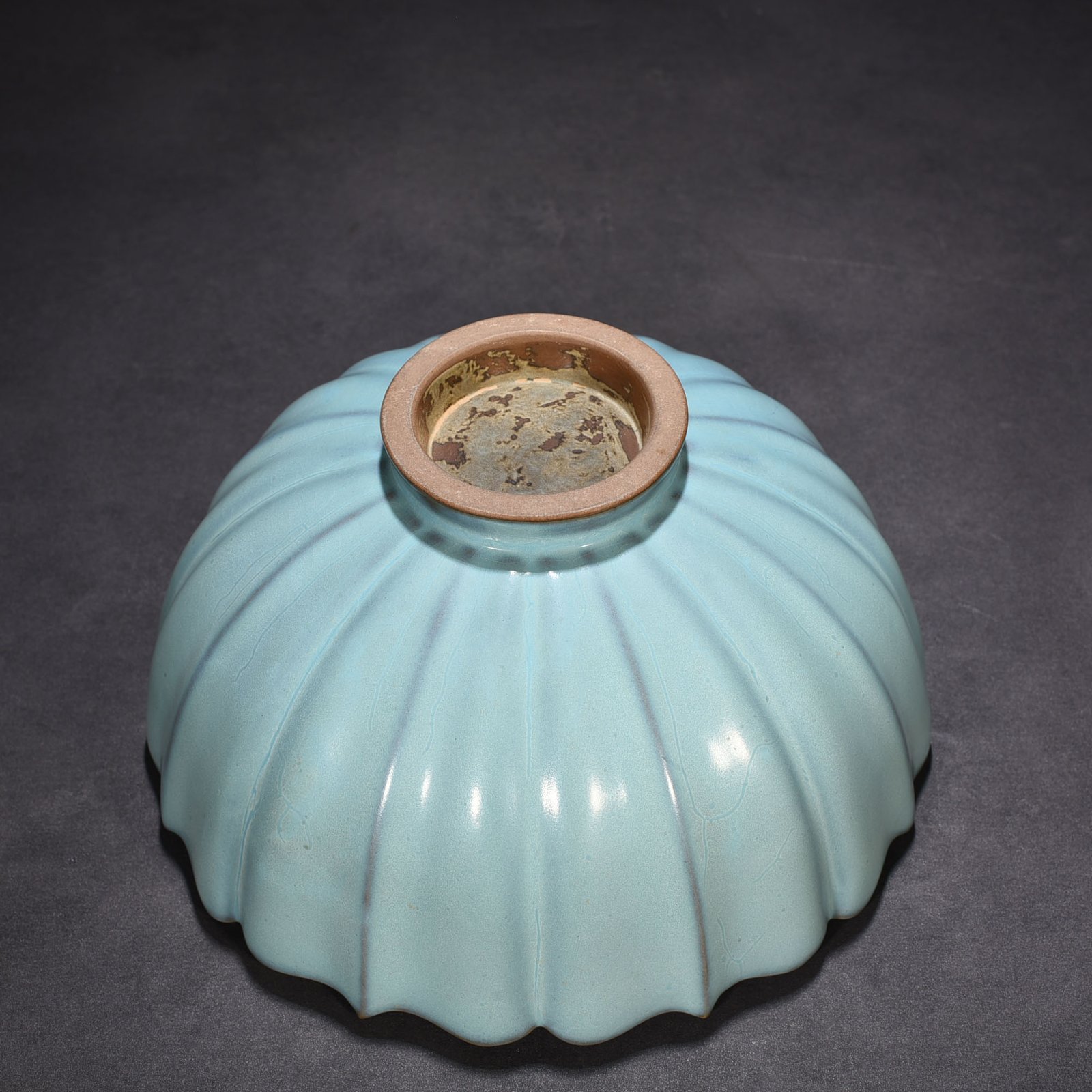 Song Dynasty Jun kiln azure glaze scraped sunflower mouth bowl with earthworm mud pattern