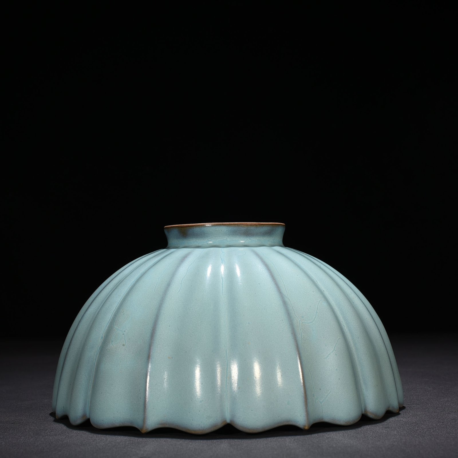 Song Dynasty Jun kiln azure glaze scraped sunflower mouth bowl with earthworm mud pattern