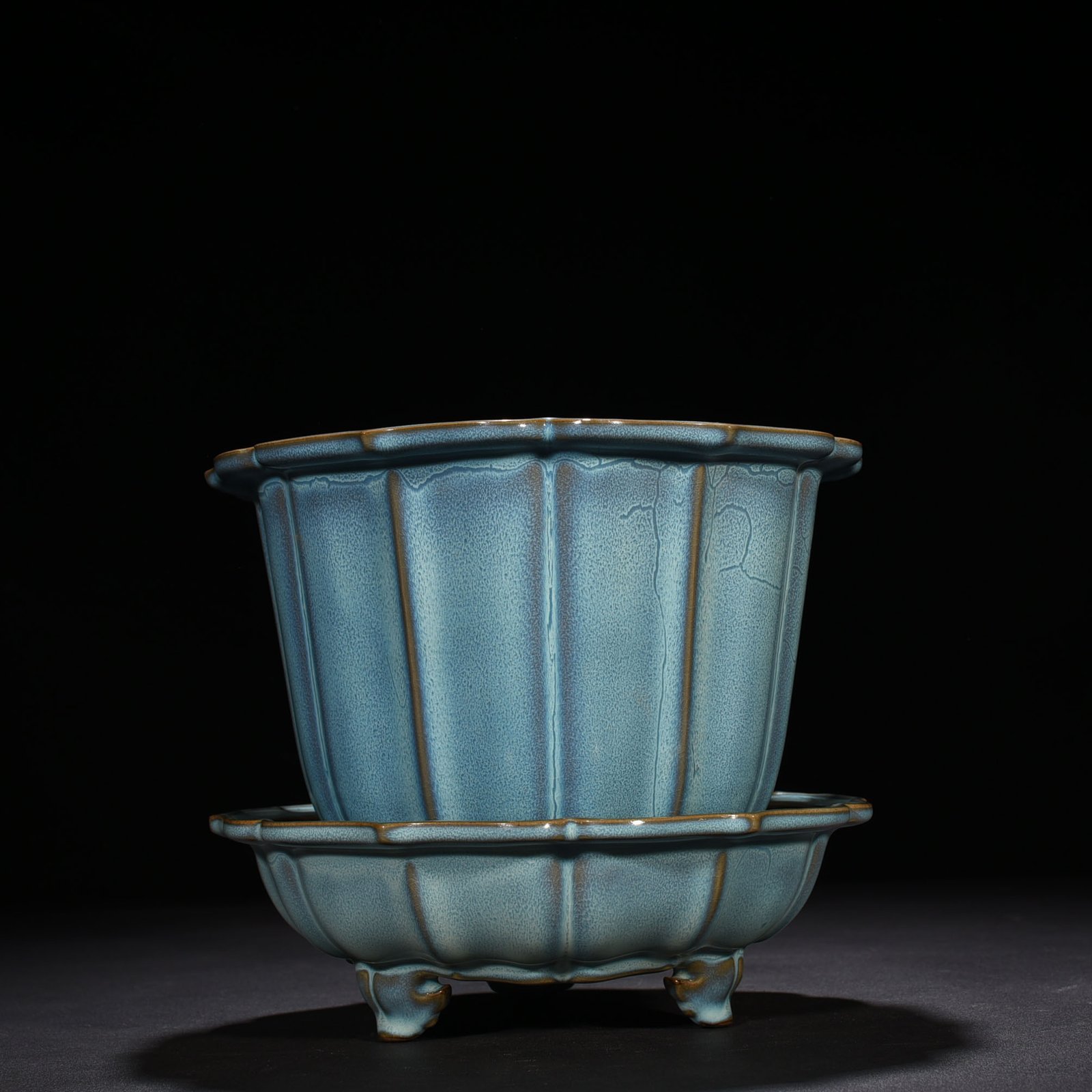 Song Dynasty Jun kiln azure glazed sunflower pot with folded edge and earthworm pattern 21 25 cm Pot holder 8 25 cm Pot