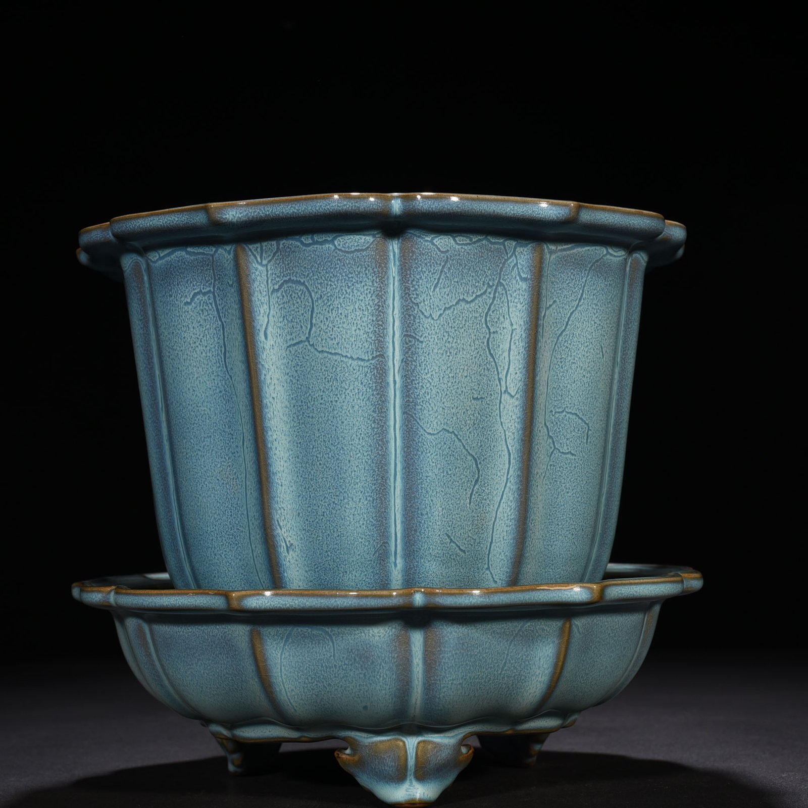 Song Dynasty Jun kiln azure glazed sunflower pot with folded edge and earthworm pattern 21 25 cm Pot holder 8 25 cm Pot