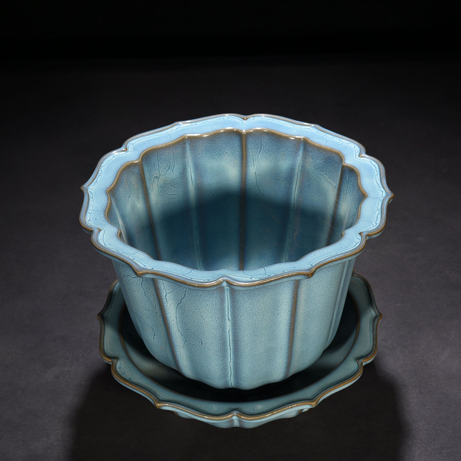 Song Dynasty Jun kiln azure glazed sunflower pot with folded edge and earthworm pattern 21 25 cm Pot holder 8 25 cm Pot