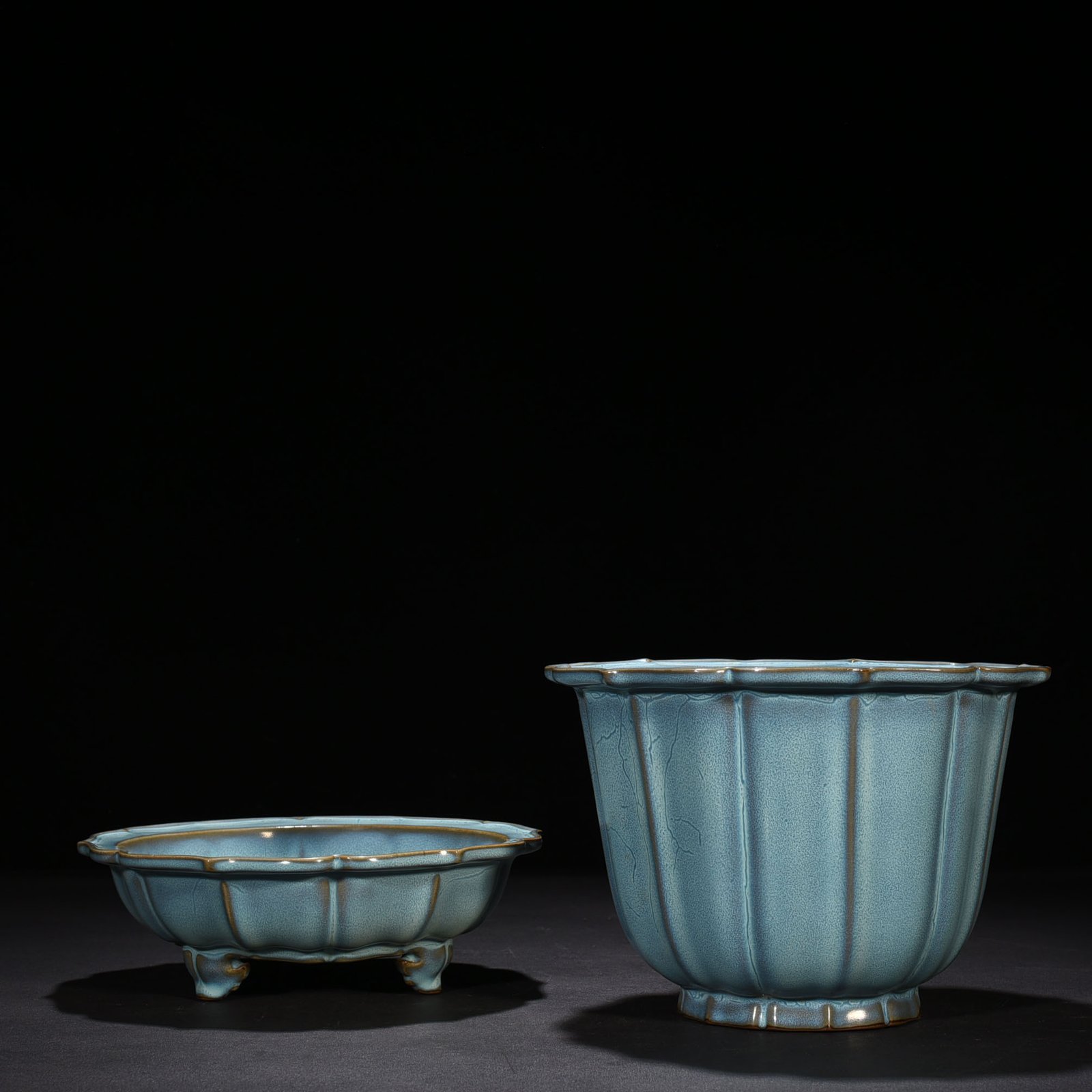 Song Dynasty Jun kiln azure glazed sunflower pot with folded edge and earthworm pattern 21 25 cm Pot holder 8 25 cm Pot