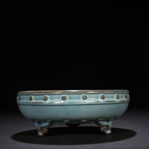 Song Dynasty Jun kiln azure glaze drum nail wash with earthworm mud pattern