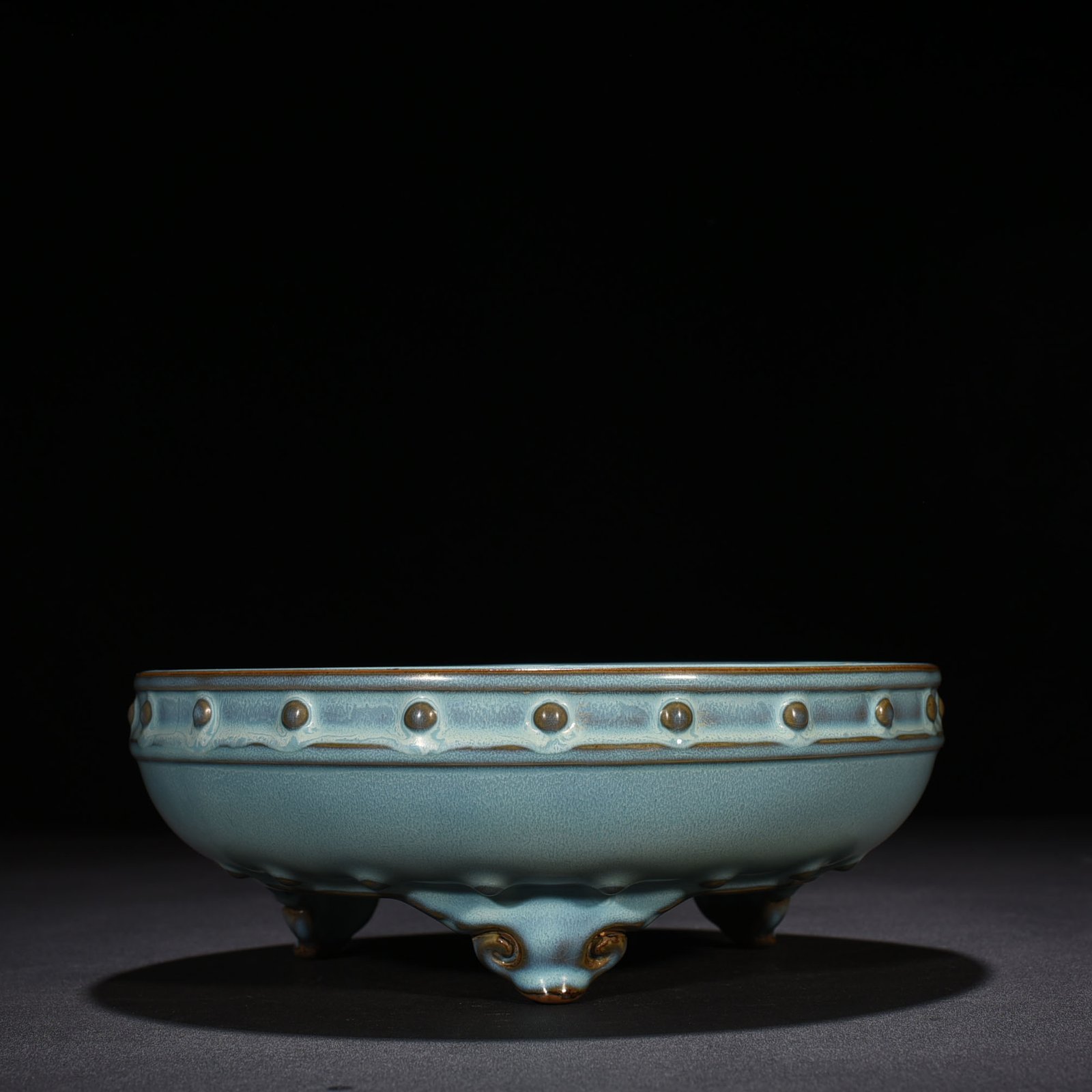 Song Dynasty Jun kiln azure glaze drum nail wash with earthworm mud pattern