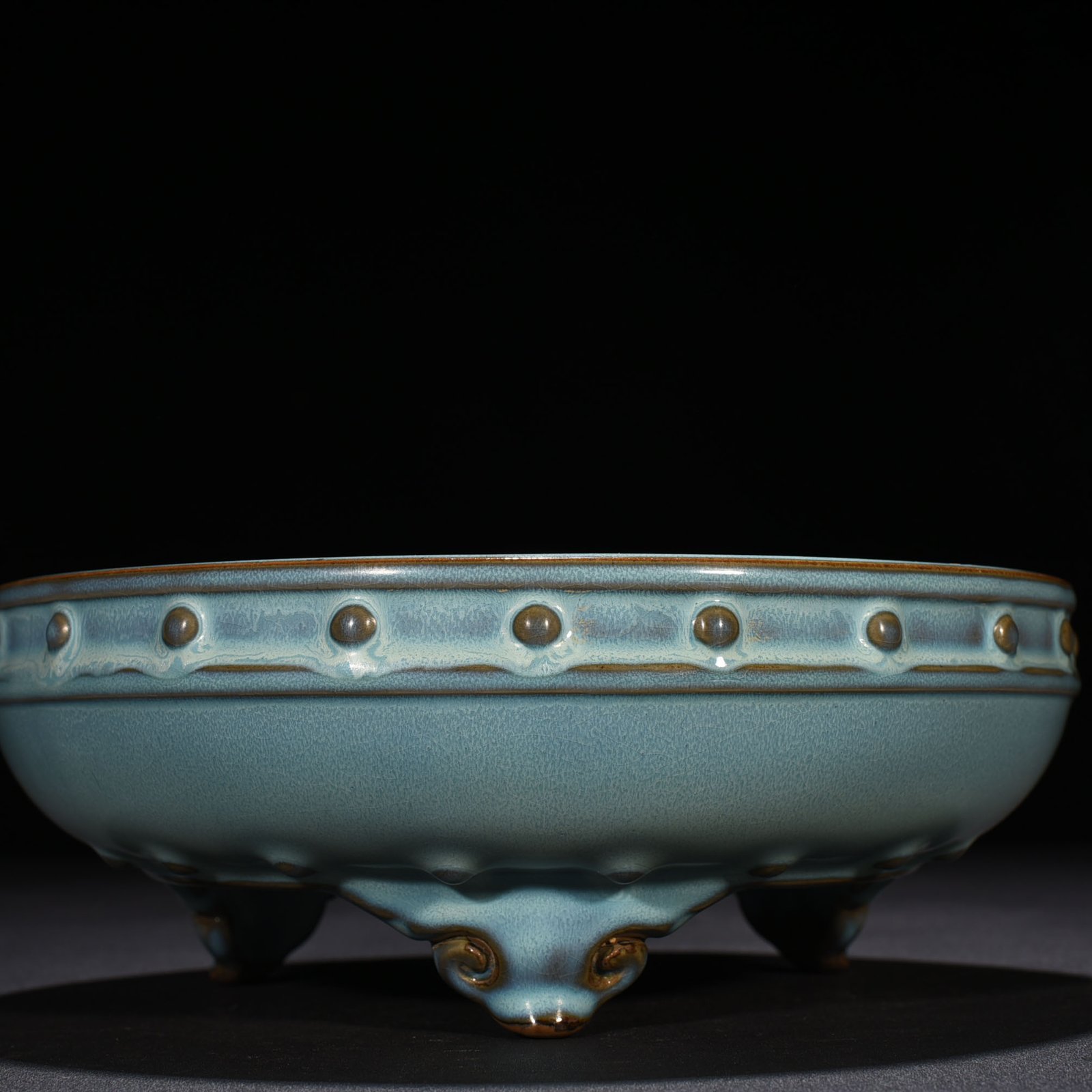 Song Dynasty Jun kiln azure glaze drum nail wash with earthworm mud pattern