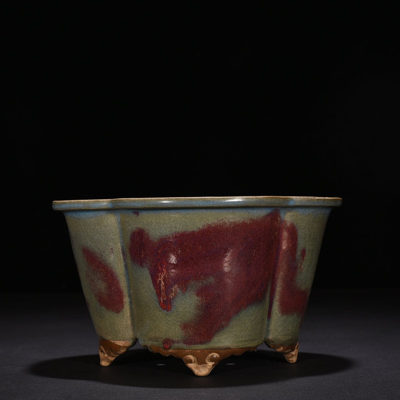 Song Dynasty Jun kiln Yaobian Begonia style flower pot carved Huantai Hanyuan Hall