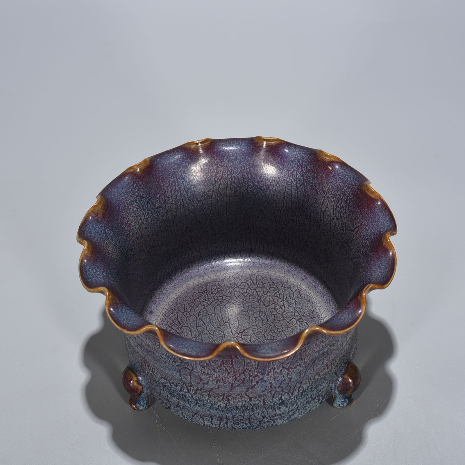 Song Dynasty Jun kiln rose purple glaze dazzling pattern flower mouth three-legged burial Burner