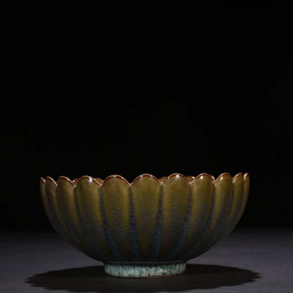 Song Dynasty Jun kiln glazed chrysanthemum petal bowl